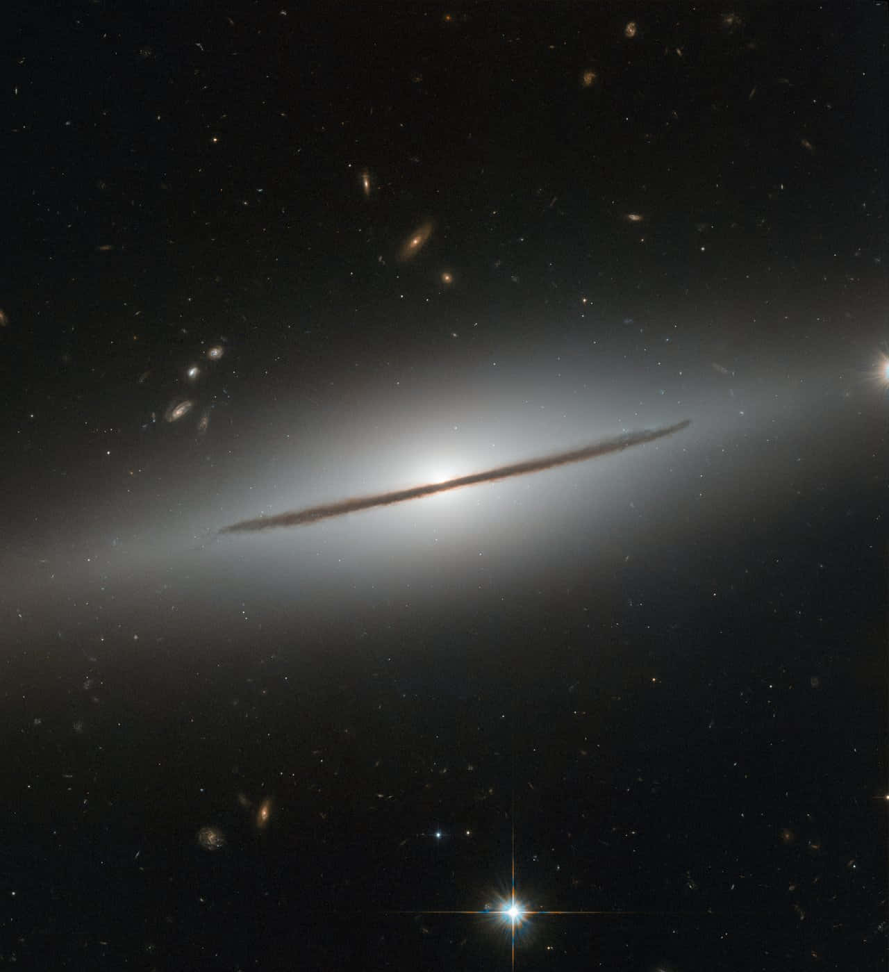 太空美學動圖 桌布 壁紙 — 一個發光的側向螺旋星系在深空中橫跨一個佈滿明亮恆星和遙遠星系的星場。