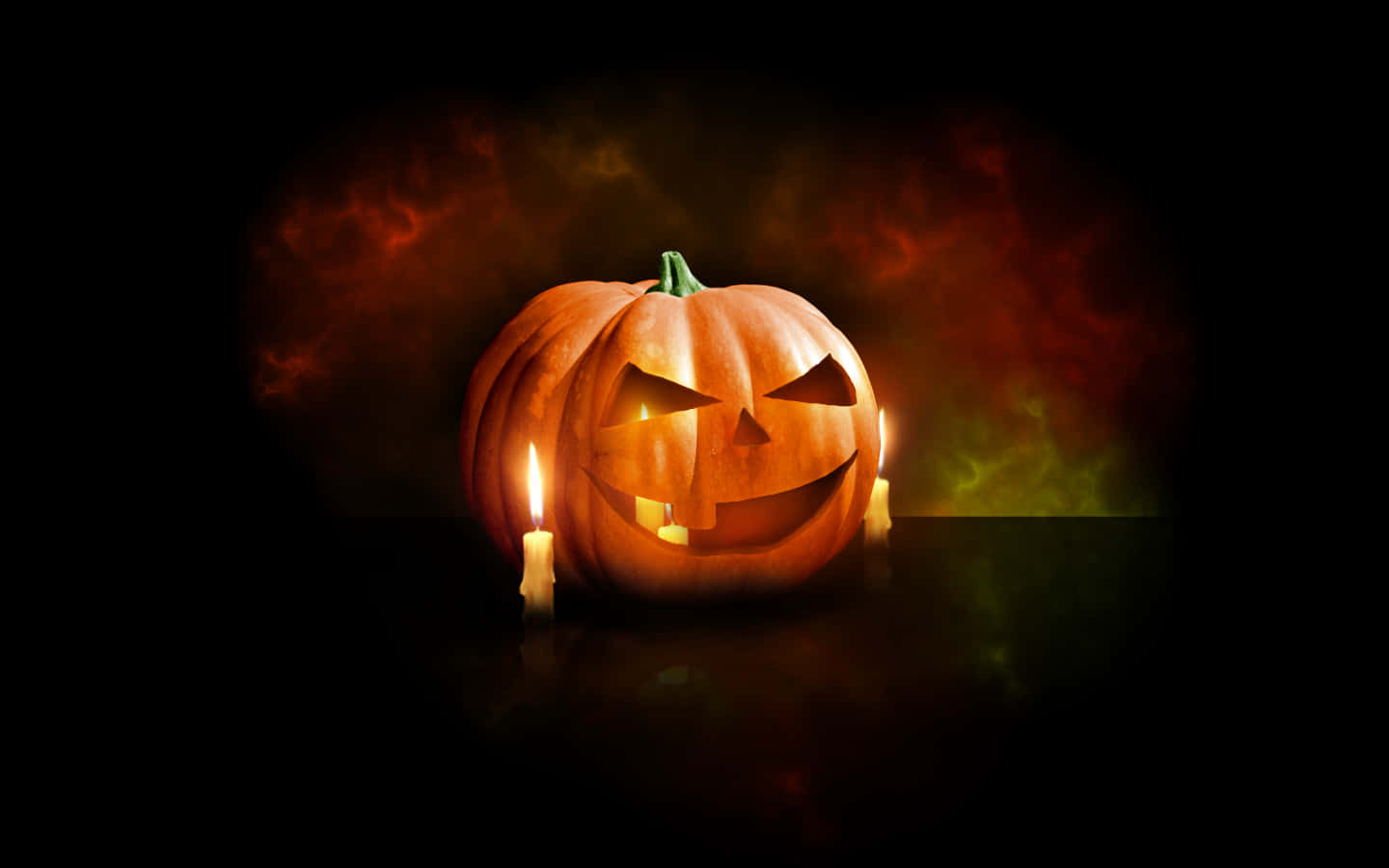 3d Halloween 桌布 壁紙 — 一個發光的傑克南瓜燈，帶著邪惡的笑容，坐在兩根蠟燭之間，背景煙霧繚繞、火光熊熊。
