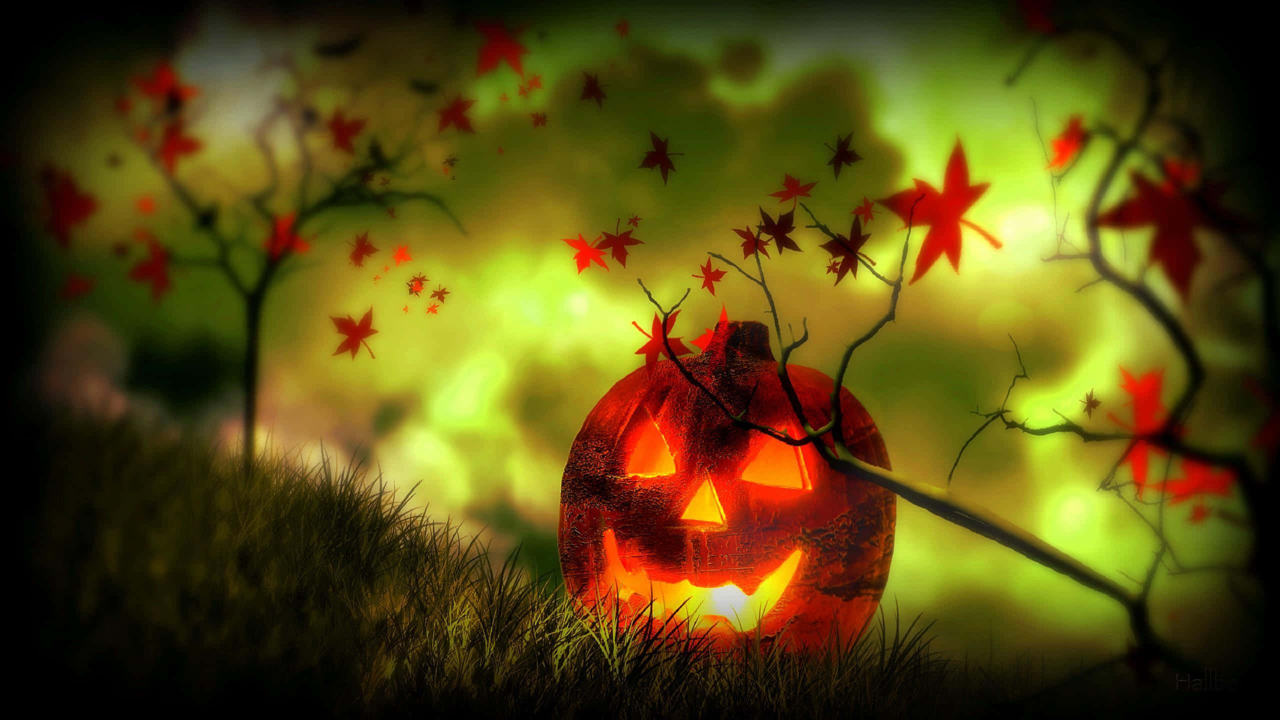 Jack O Lantern 桌布 壁紙 — 一個發光的傑克南瓜燈，帶著陰險的笑容坐在草地上，紅色的楓葉在詭異的綠色暮色中飄蕩。