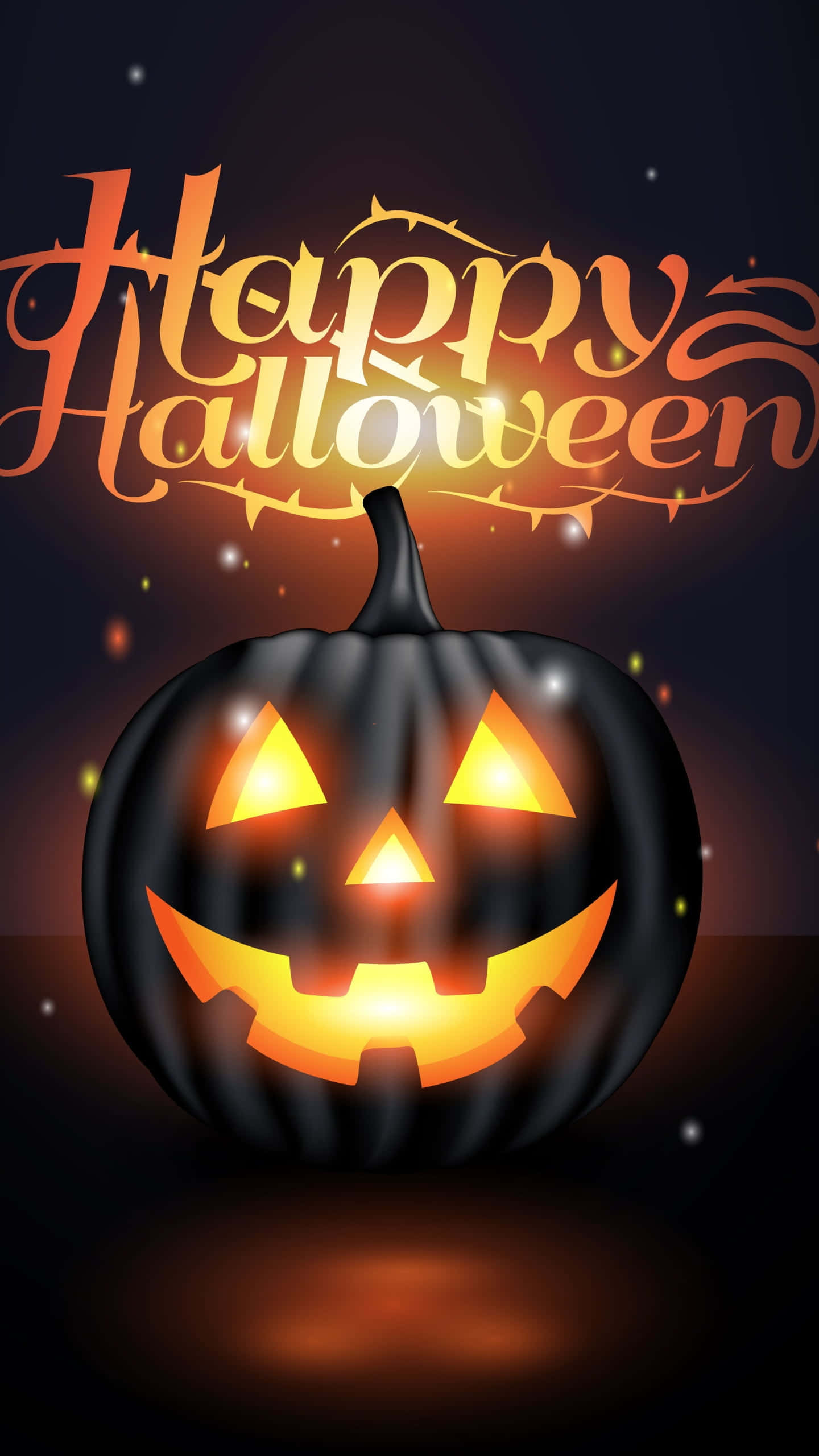 Happy Halloween 桌布 壁紙 — 一個發光的傑克南瓜燈，有著寬闊的笑容和三角形眼睛，在黑暗的夜空中散發出溫暖的光芒，上方有「Happy Halloween」文字。