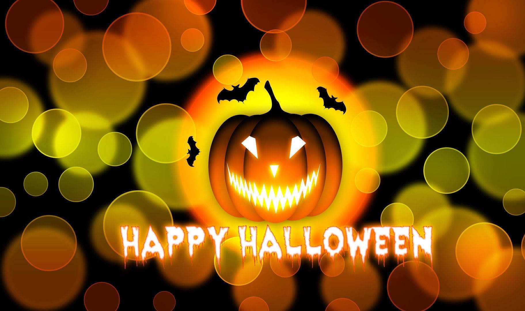 Happy Halloween 桌布 壁紙 — 一個發光的傑克南瓜燈，有著鋒利的牙齒和發光的眼睛，在溫暖的散景背景中閃耀，背景有飛舞的蝙蝠和「Happy Halloween」文字。