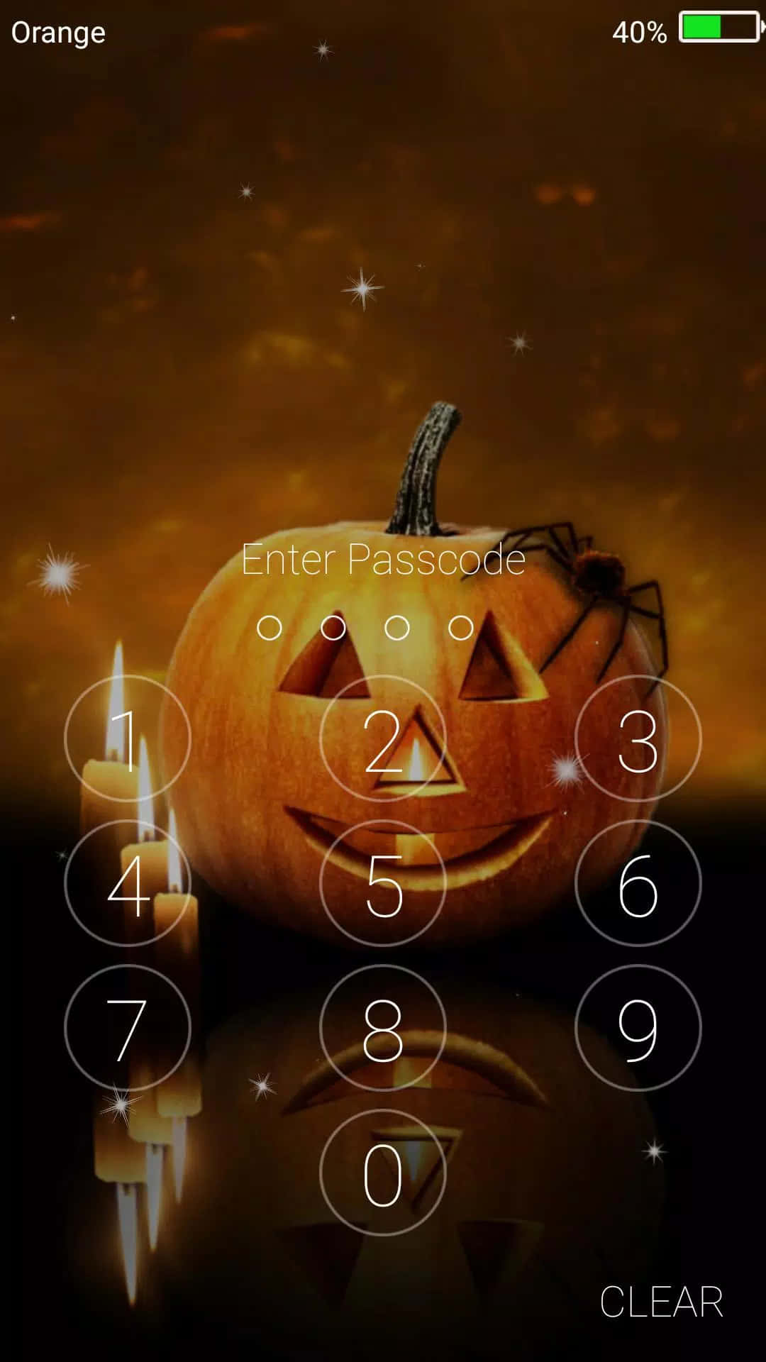 Tricky Lock Screen 桌布 壁紙 — 一個發光的傑克南瓜燈，莖上棲息著一隻蜘蛛，周圍是閃爍的蠟燭，背景是溫暖的橙色。