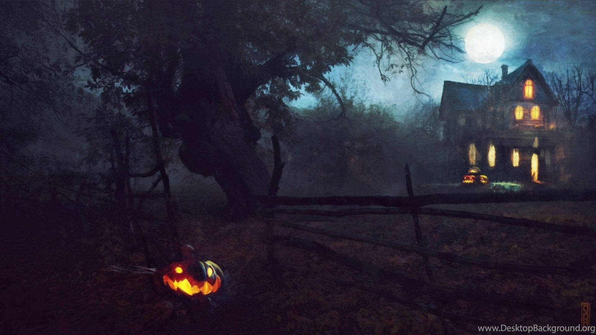 Dark Halloween 桌布 壁紙 — 一個發光的傑克南瓜燈在夜晚的霧氣瀰漫的墓園中，一間鬼屋在滿月下溫暖地發光。