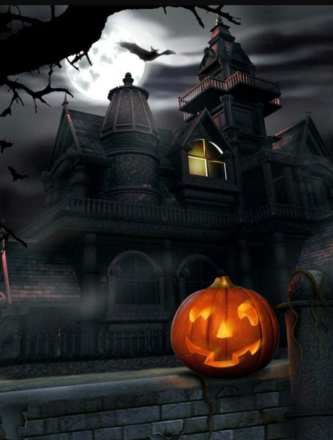 Spooky Halloween 桌布 壁紙 — 一個發光的傑克南瓜燈坐在一個滿月下蝙蝠飛舞的恐怖鬼屋前。