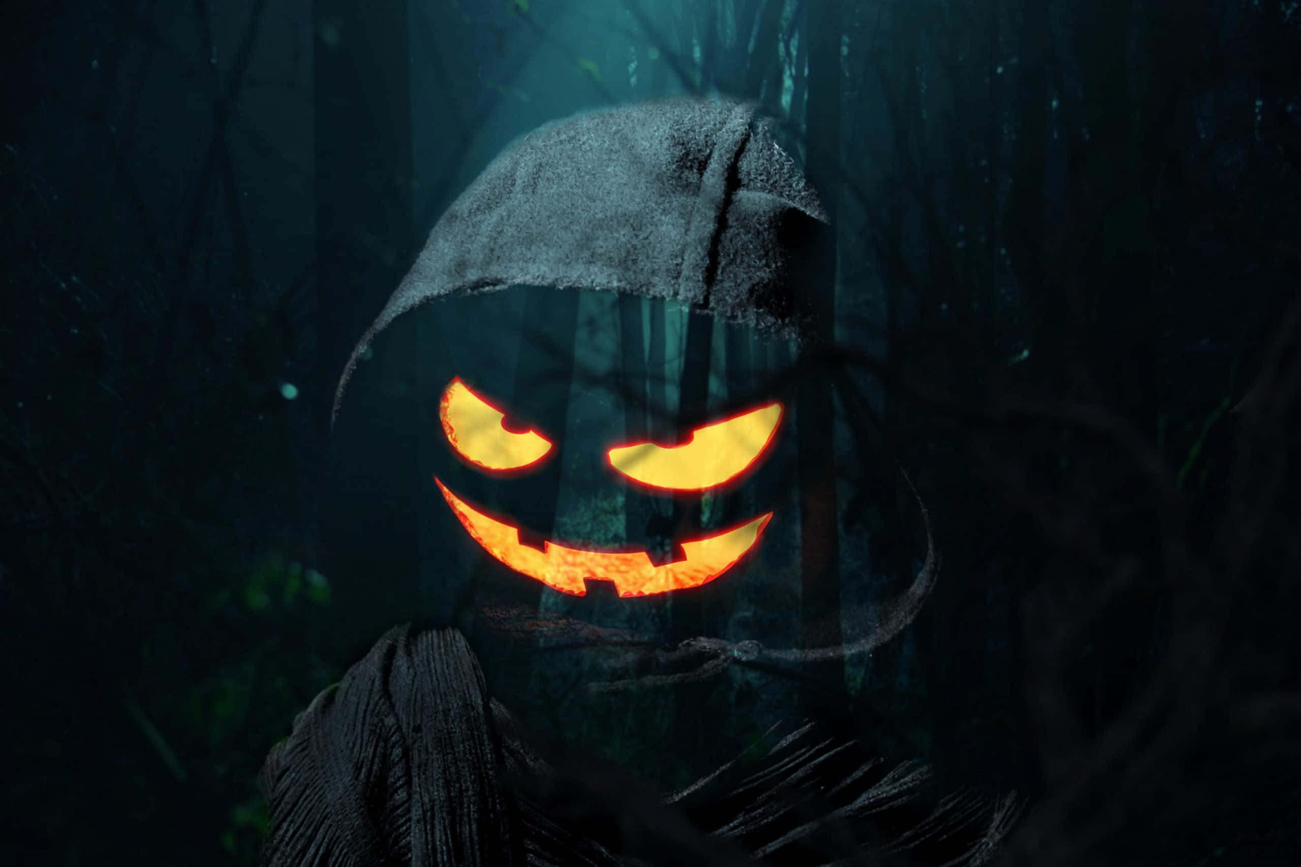 Spooky Halloween 桌布 壁紙 — 一個發光的傑克南瓜燈帶著邪惡的笑容從黑暗的森林中窺視，通過雕刻的眼睛和嘴巴投射出詭異的橙色光芒。