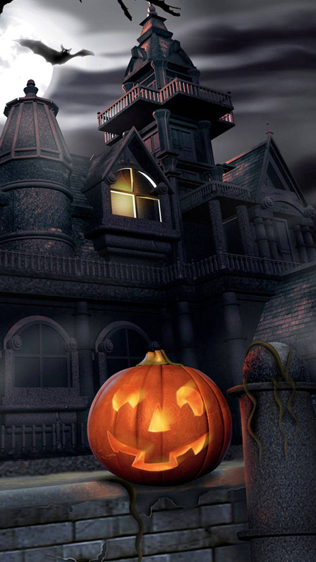Halloween iPhone 桌布 壁紙 — 一個發光的傑克南瓜燈放在石牆上，前面是滿月下蝙蝠飛舞的恐怖鬼屋。