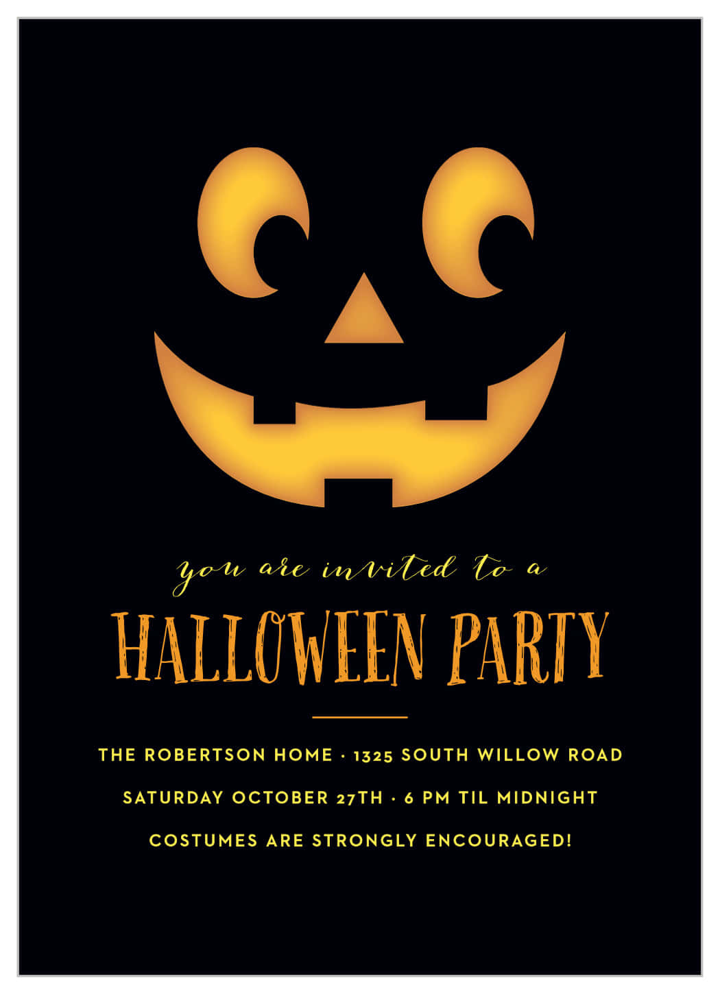 Halloween Invitations 桌布 壁紙 — 一個發光的傑克南瓜燈臉孔，帶有新月形眼睛和鋸齒狀笑容，在黑色背景上閃耀，邀請客人參加萬聖節派對。