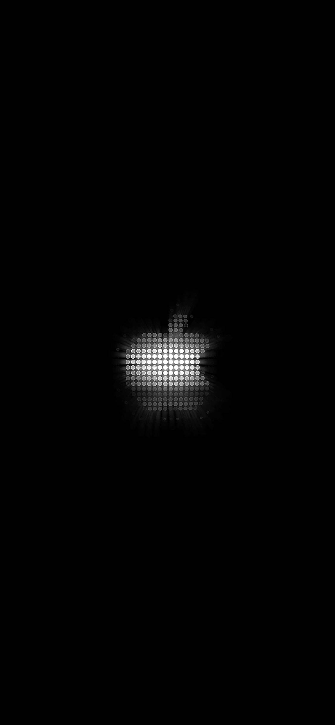 Dark Pixel 桌布 壁紙 — 一個發光的像素化Apple標誌，居中於黑色背景上，柔和光線向外擴散。