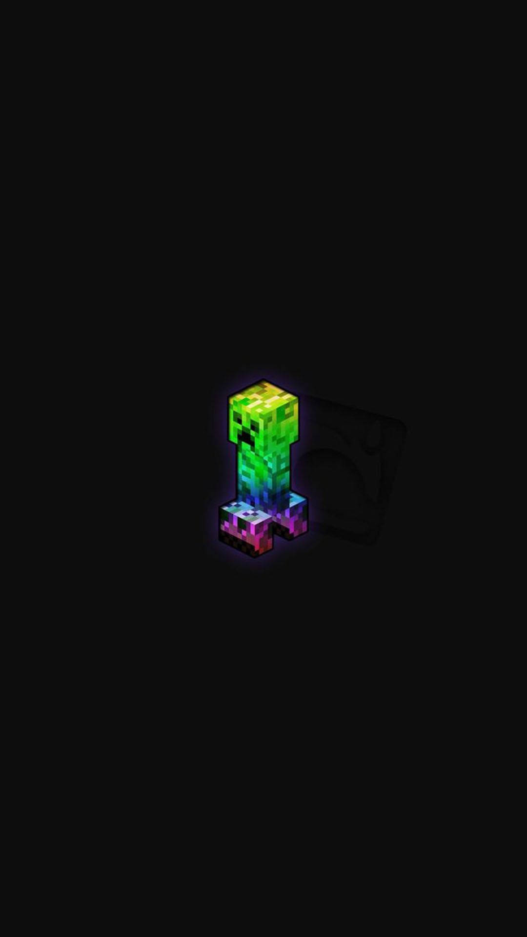 我的世界苦力怕 桌布 壁紙 — 一個發光的像素化Minecraft爬行者獨自站在黑色背景上，帶有淡淡的陰影。