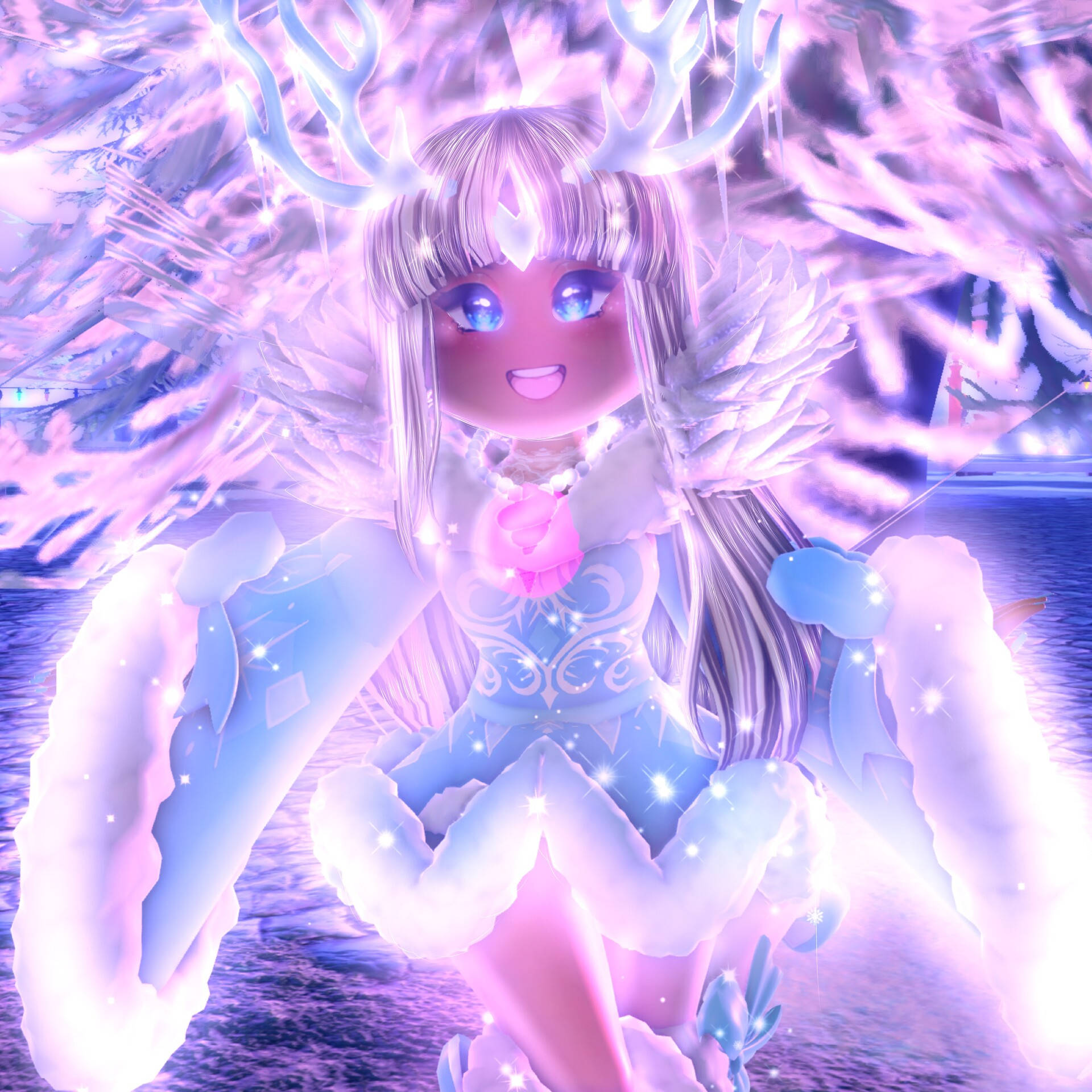 Roblox Royale High 桌布 壁紙 — 一個發光的動漫女孩，帶著發光的鹿角和翅膀，坐在一個充滿閃爍紫色和藍色光芒的魔法冬季場景中。