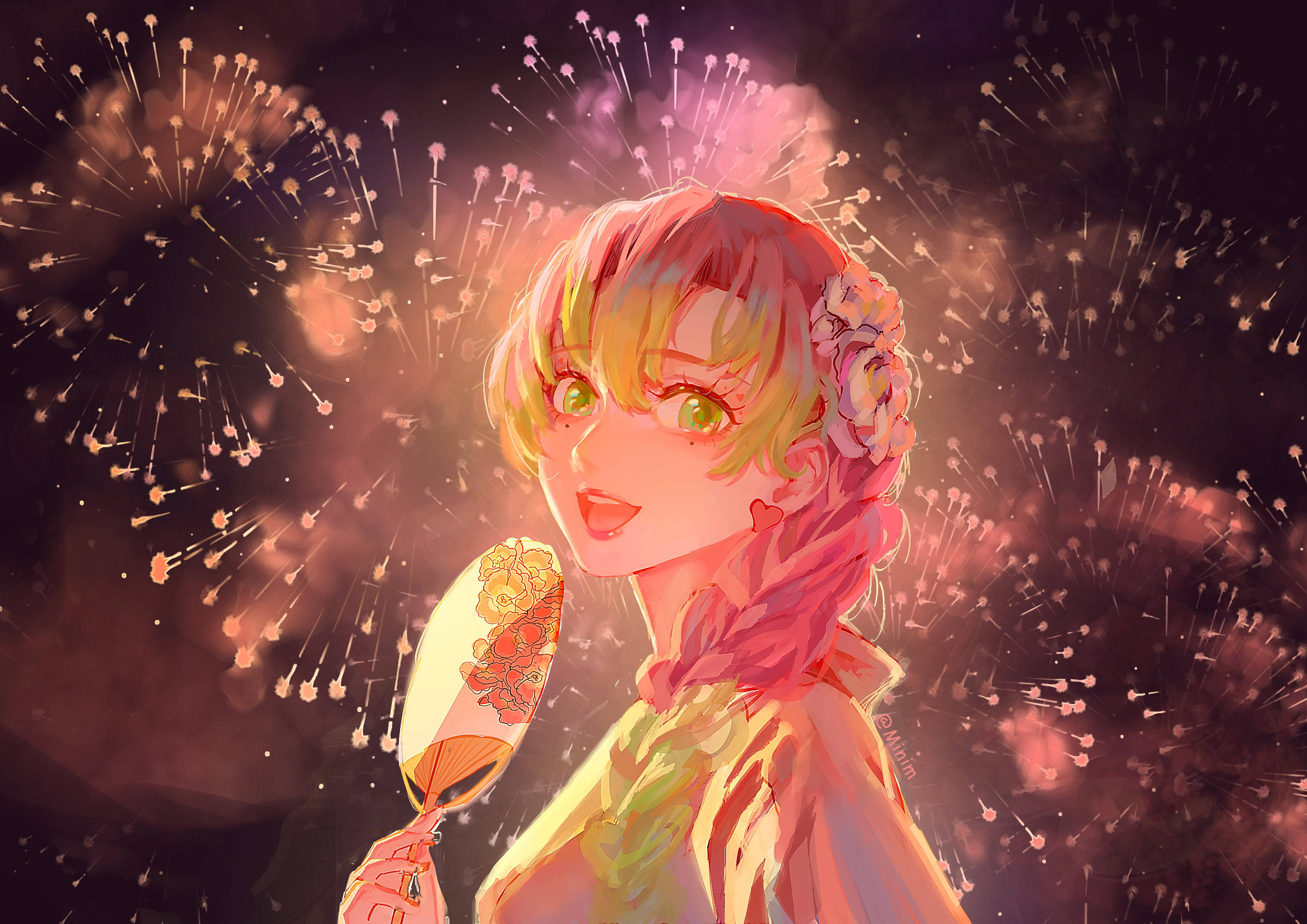 Mitsuri 桌布 壁紙 — 一個發光的動漫女孩，粉紅色頭髮和綠色眼睛，拿著扇子，背後有溫暖色調的煙火綻放。