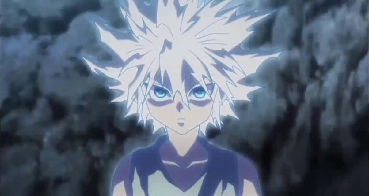 Shonen Anime 桌布 壁紙 — 一個發光的動漫角色，有著尖刺的白髮和藍色的眼睛，站在黑暗煙霧繚繞的背景前。
