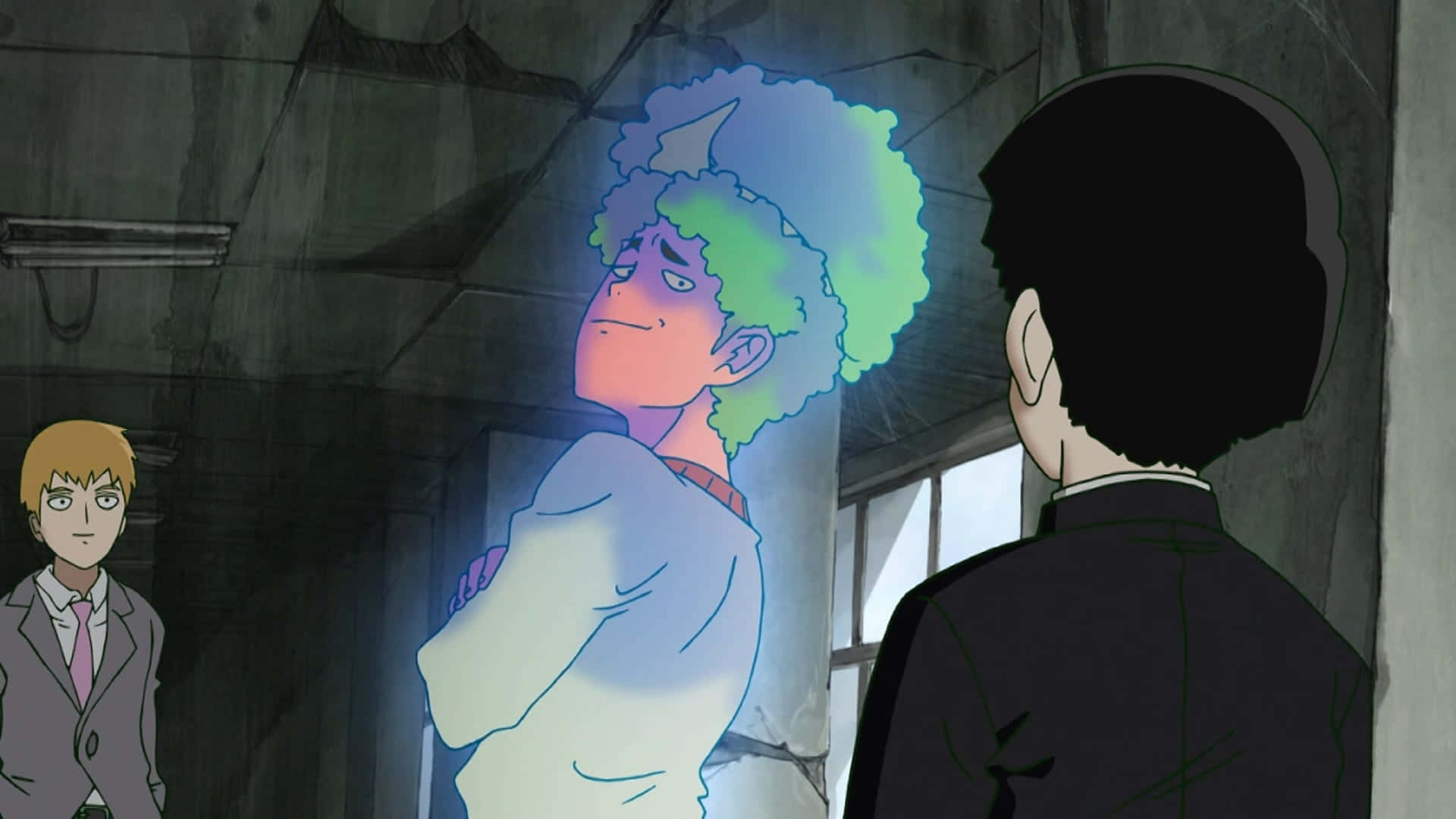 Mob Psycho 桌布 壁紙 — 一個發光的動漫角色，綠色頭髮，站在昏暗的混凝土房間中，另外兩個從兩側觀察。