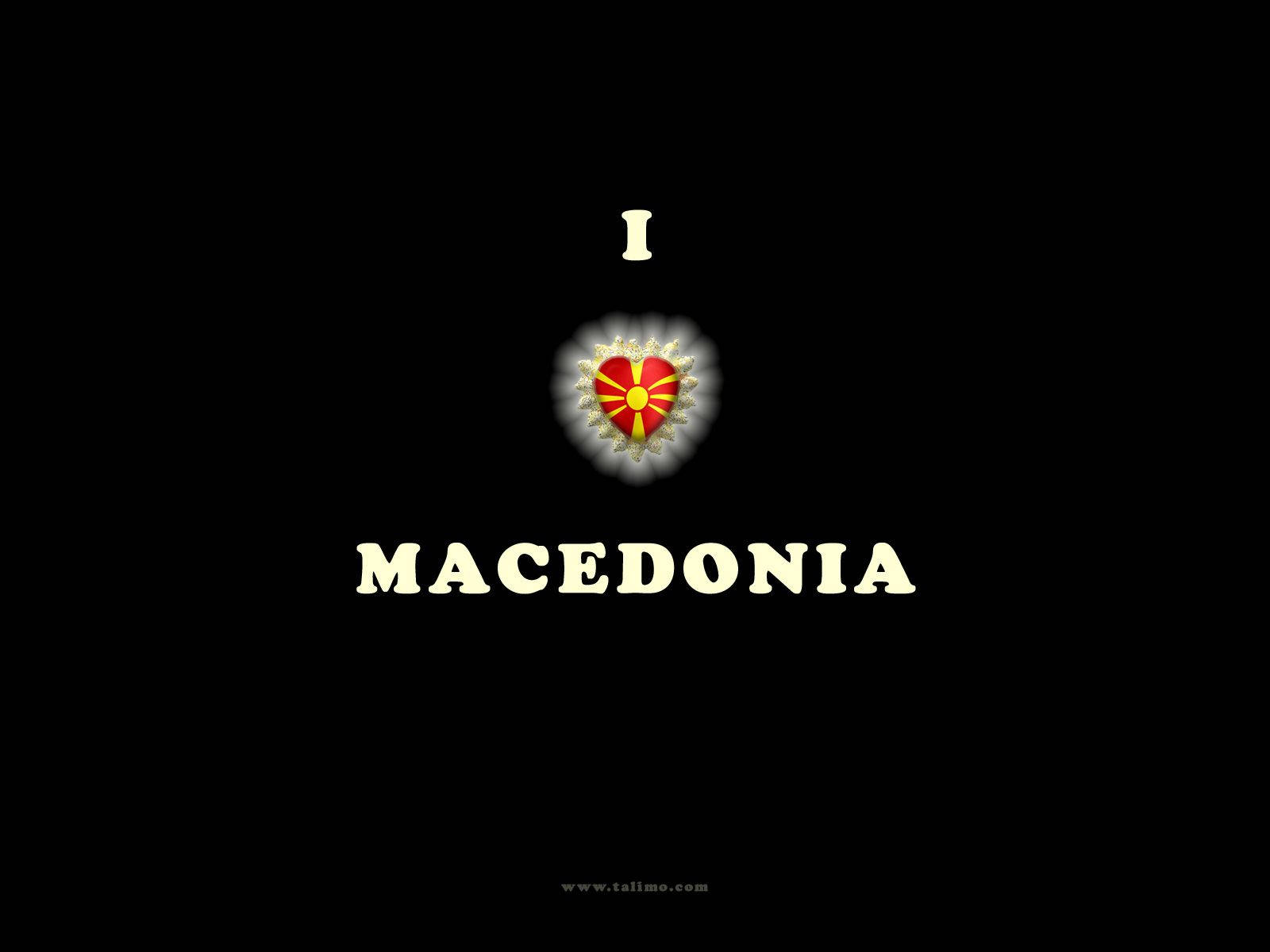 Macedonia 桌布 壁紙 — 一個發光的北馬其頓國旗形狀的心形，位於黑色背景上「I」和「MACEDONIA」之間的正中央。