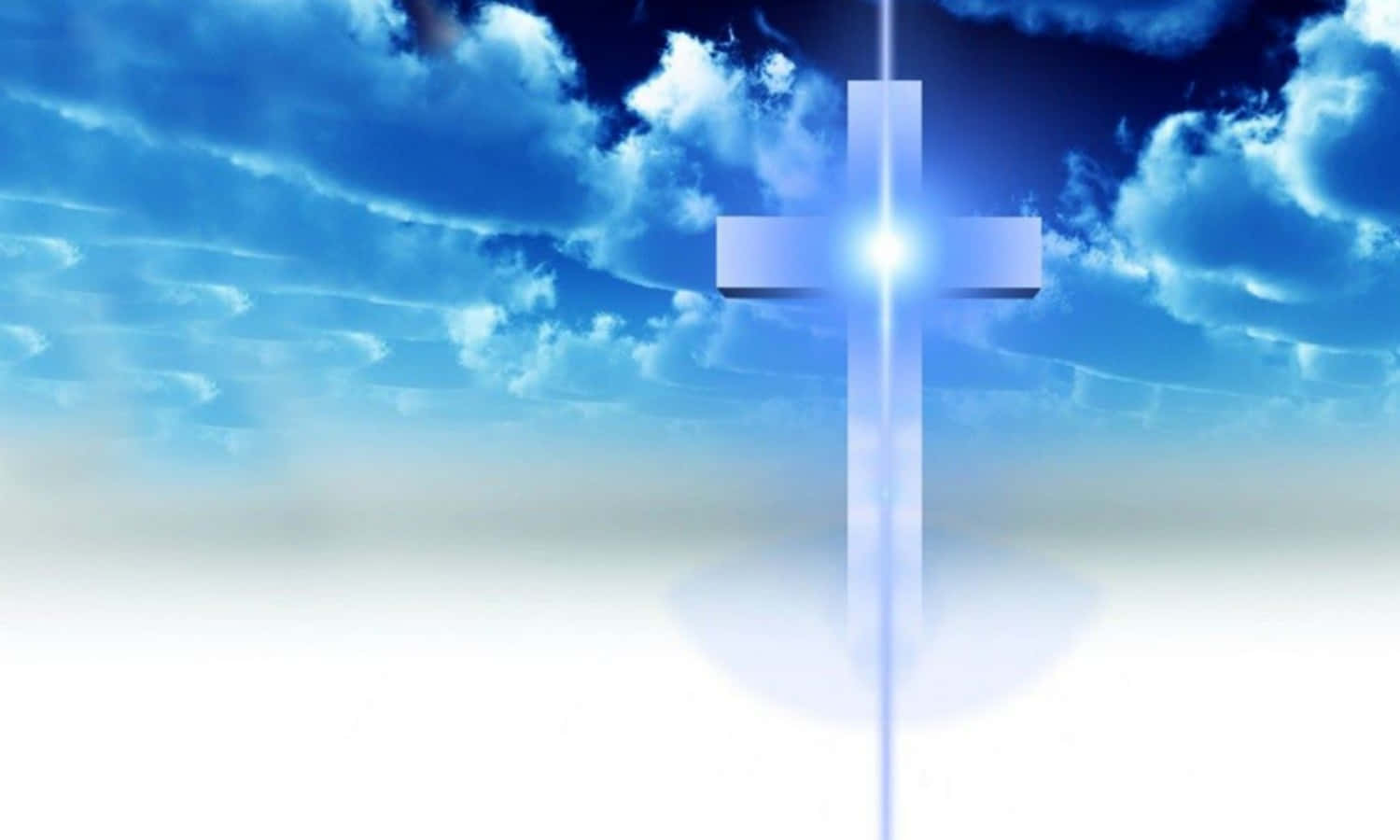 Beautiful Cross 桌布 壁紙 — 一個發光的十字架聳立在戲劇性的藍天中，天空充滿了蓬鬆的白雲和下方的薄霧。
