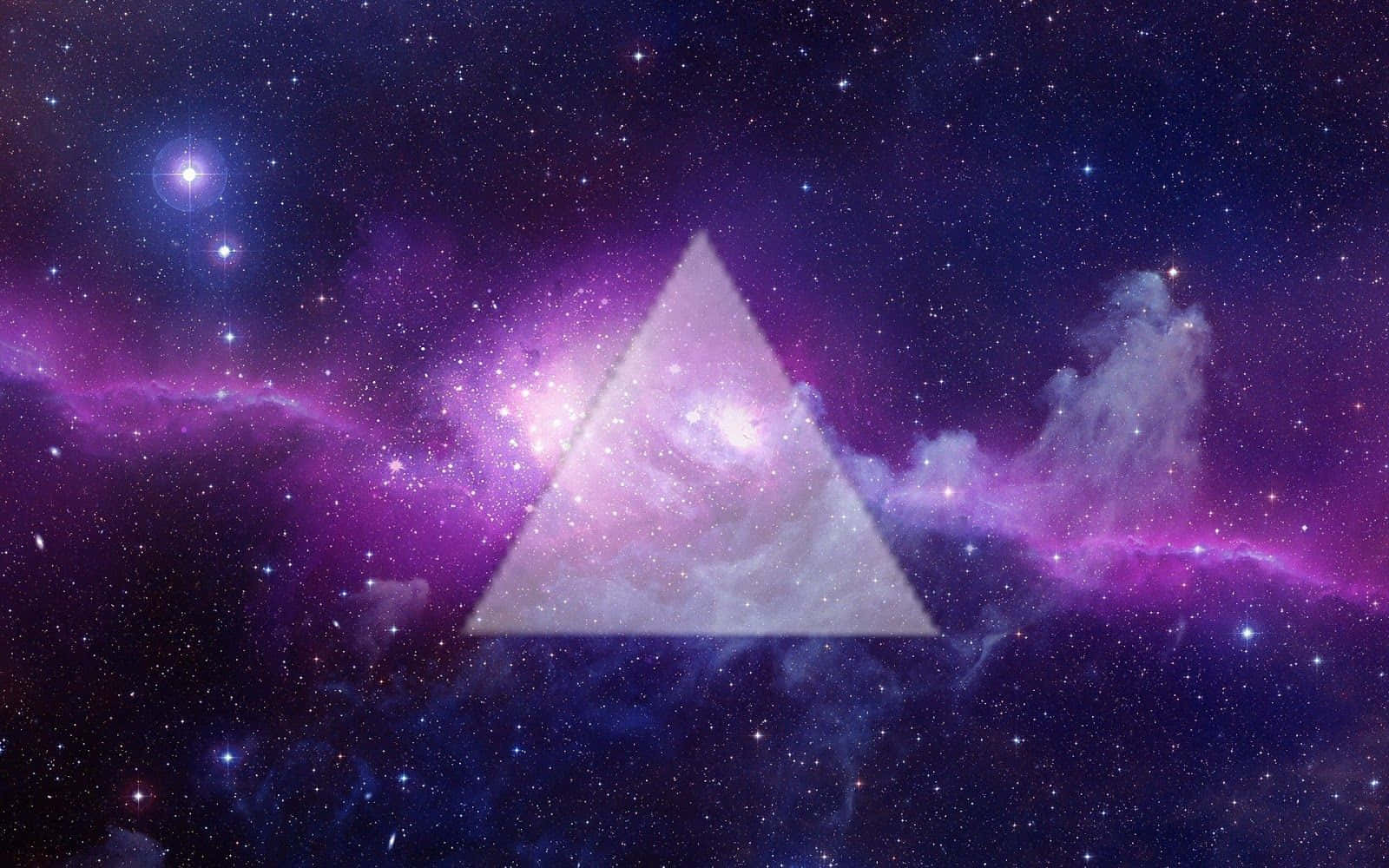 Hipster Galaxy Tumblr 桌布 壁紙 — 一個發光的半透明三角形漂浮在旋轉的紫色和藍色宇宙雲和閃爍的星星之間。