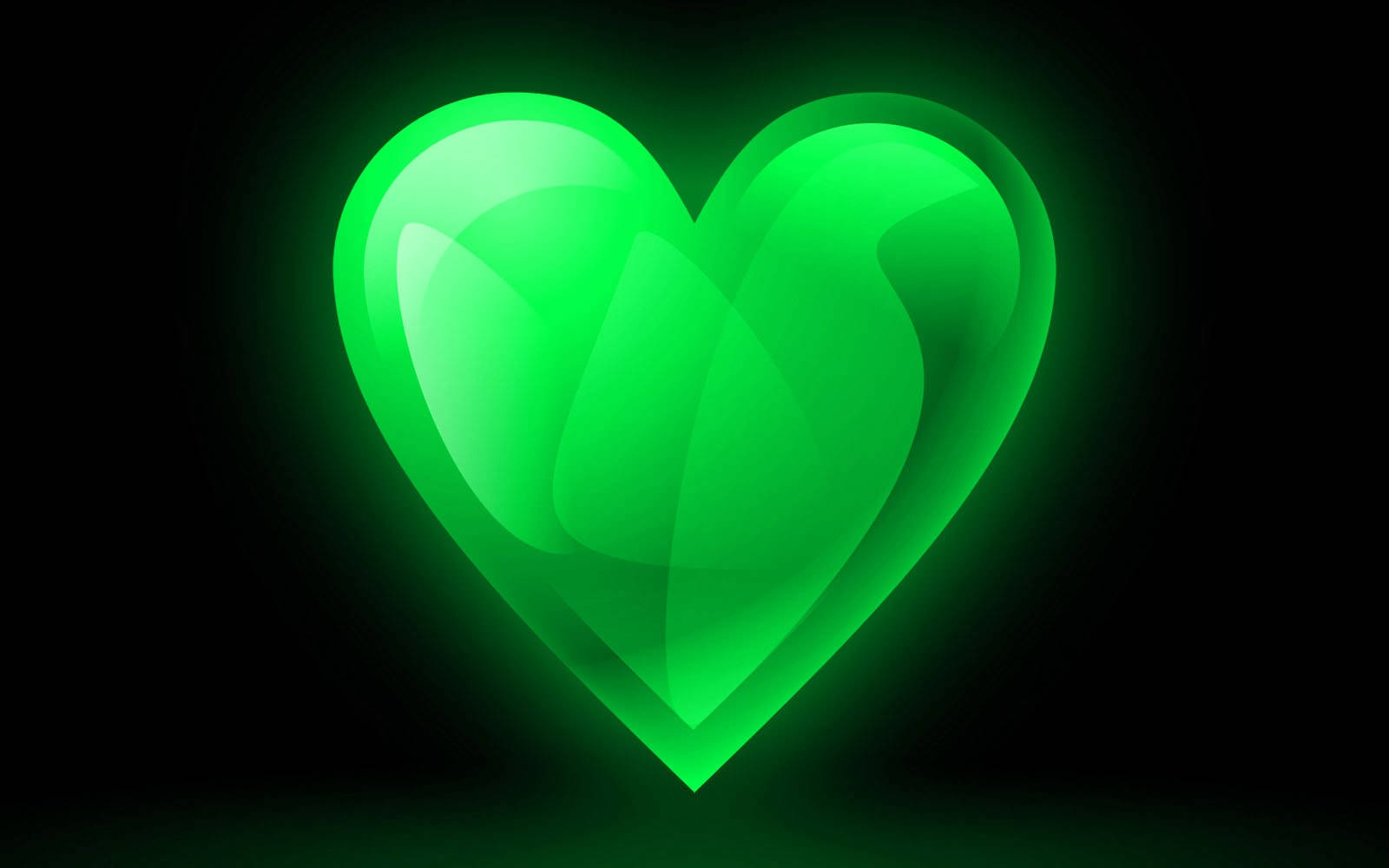 Green Heart 桌布 壁紙 — 一個發光的半透明綠色心臟在純黑色背景上散發出柔和的光芒。