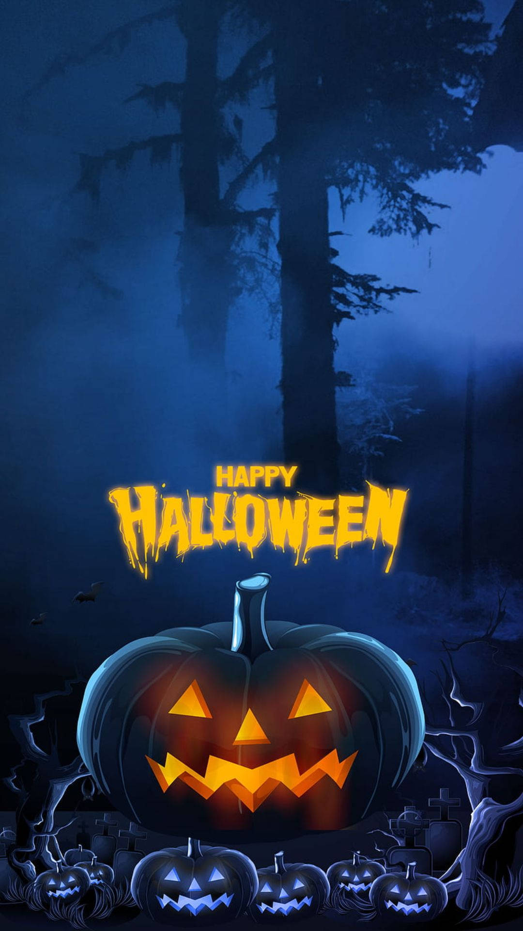 Spooky Season 桌布 壁紙 — 一個發光的南瓜，帶著鋸齒狀的笑容，坐在夜晚霧氣瀰漫的森林中，上方有「Happy Halloween」文字。