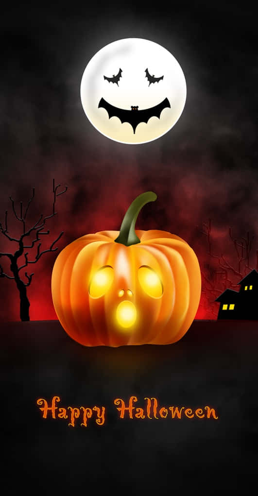 Halloween Pumpkin 桌布 壁紙 — 一個發光的南瓜帶著驚訝的表情，坐在微笑的月亮和蝙蝠下，背景是暗紅色的天空，有鬼屋和光禿禿的樹木。