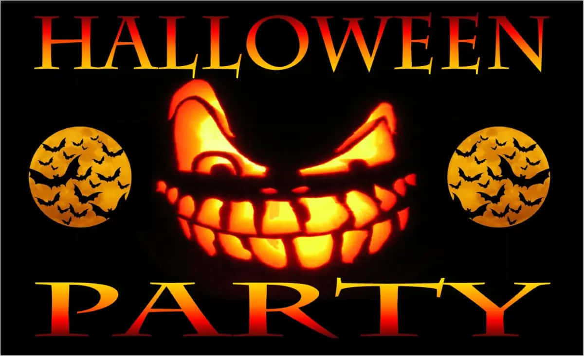 Halloween Party 桌布 壁紙 — 一個發光的南瓜燈，有鋒利的牙齒和兇猛的眼睛，兩側是充滿蝙蝠的月亮，下方是粗體萬聖節派對文字。