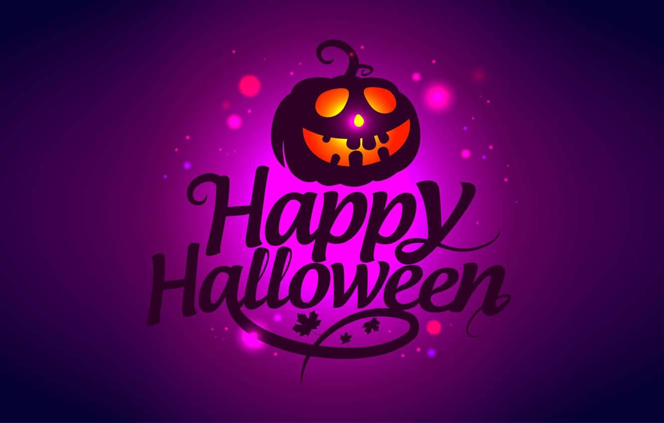 Spooky Halloween 桌布 壁紙 — 一個發光的南瓜燈籠，咧嘴大笑，位於優雅草書文字 'Happy Halloween' 上方，背景是充滿漂浮閃爍光芒的鮮豔紫色。