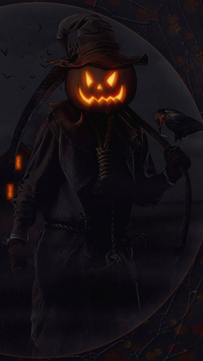 Halloween Phone 桌布 壁紙 — 一個發光的南瓜頭稻草人，肩上站著一隻烏鴉，夜晚站在黑暗的鬼森林中。