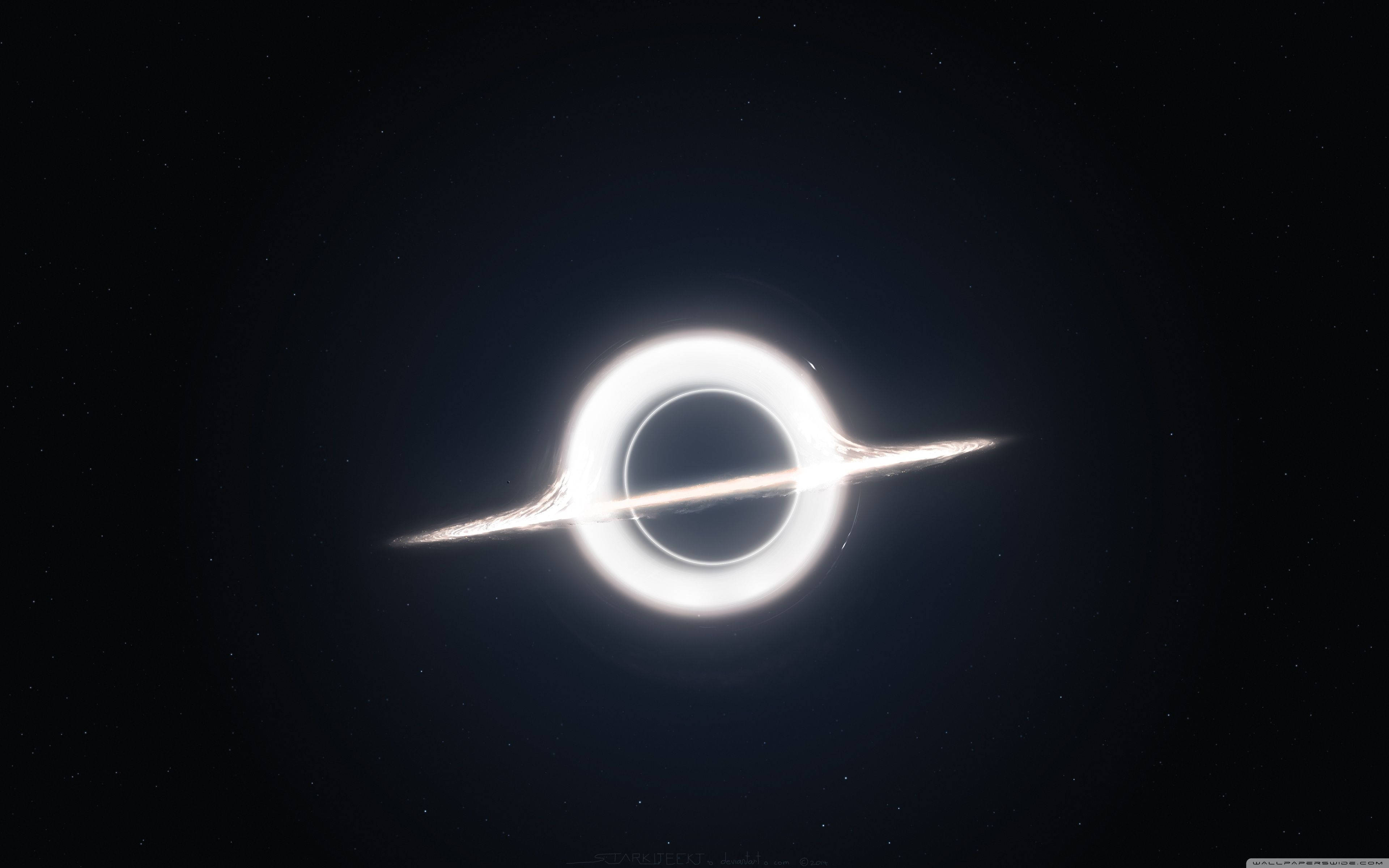 黑洞 桌布 壁紙 — 一個發光的吸積盤在星際宇宙虛空中圍繞黑洞旋轉。