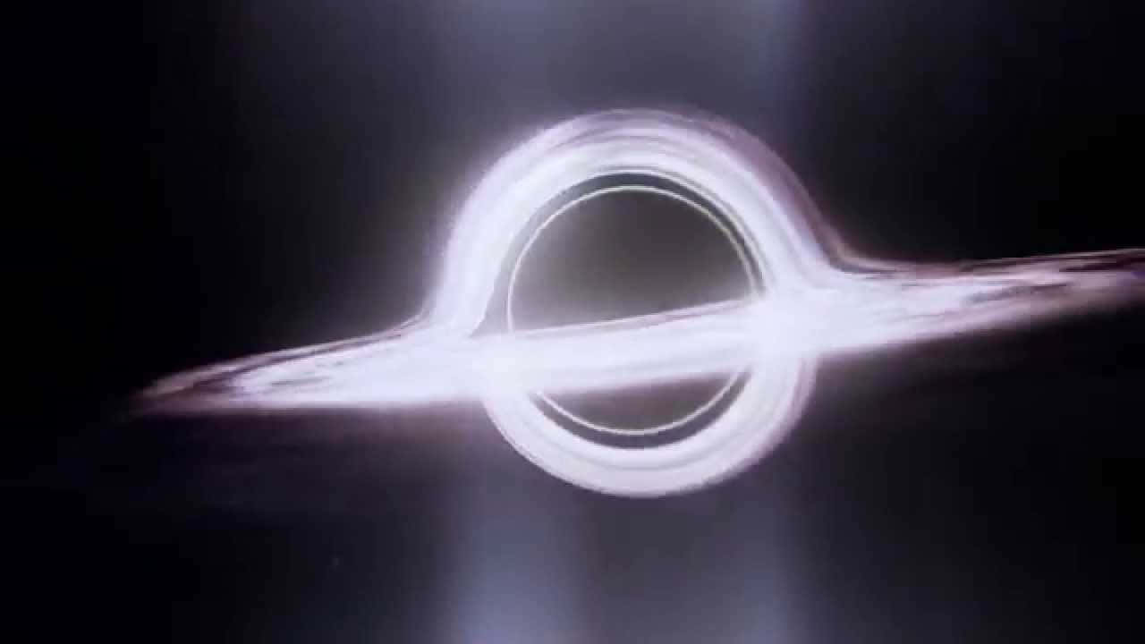 桌布 壁紙 — 一個發光的吸積盤在黑暗的宇宙虛空中圍繞著黑洞旋轉。