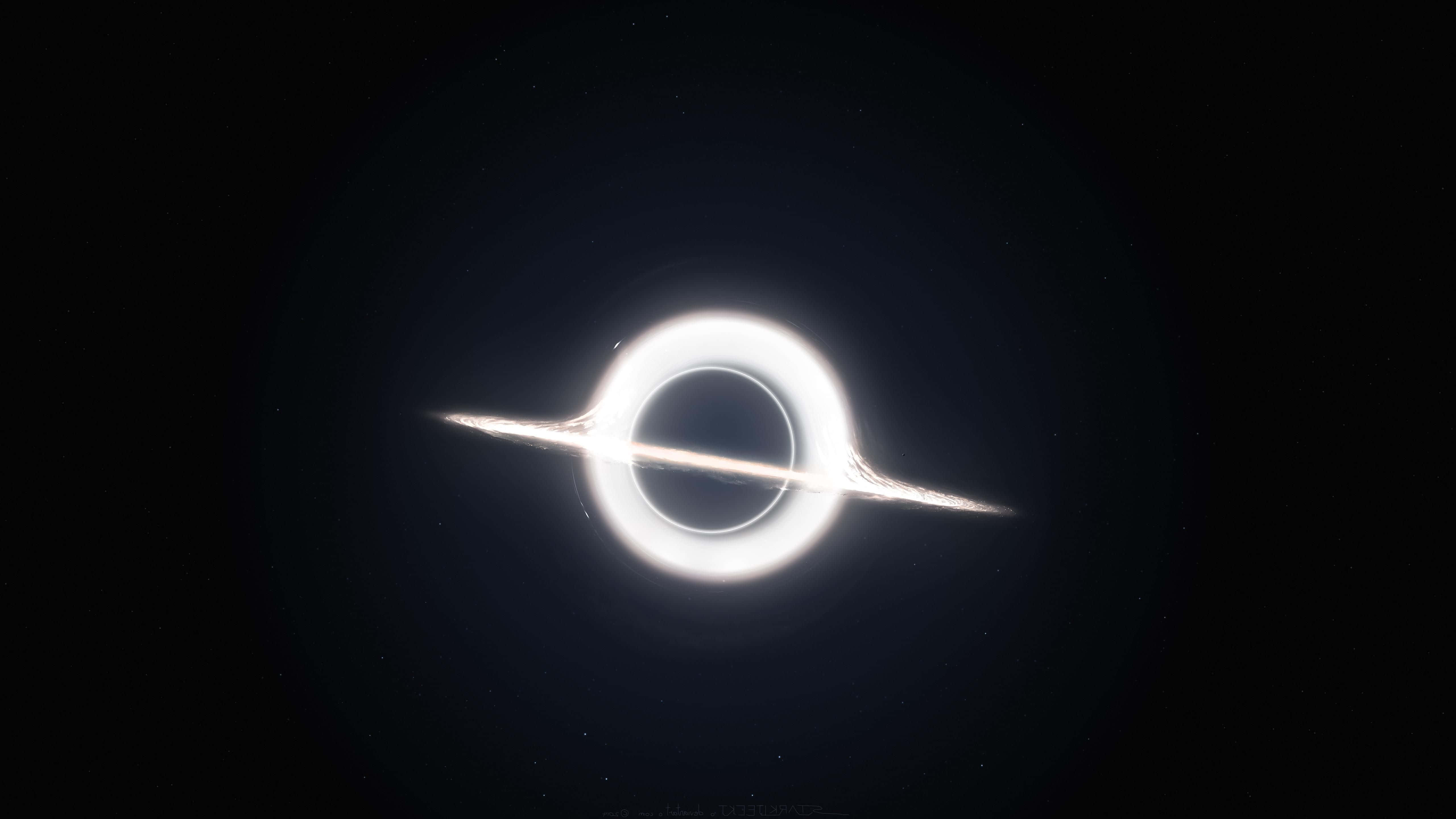 桌布 壁紙 — 一個發光的吸積盤在黑洞周圍旋轉，背景是佈滿星星的宇宙虛空。