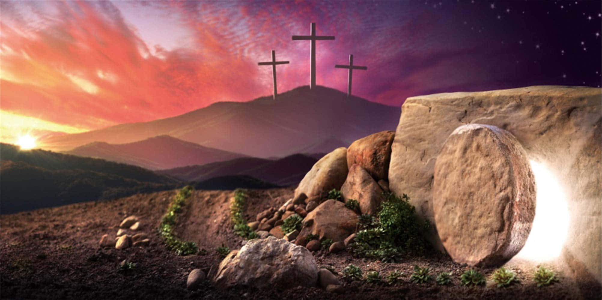 Biblical 桌布 壁紙 — 一個發光的墓碑，石頭滾開，露出耀眼的光芒，三座十字架矗立在山頂上，背景是火紅的日落天空。