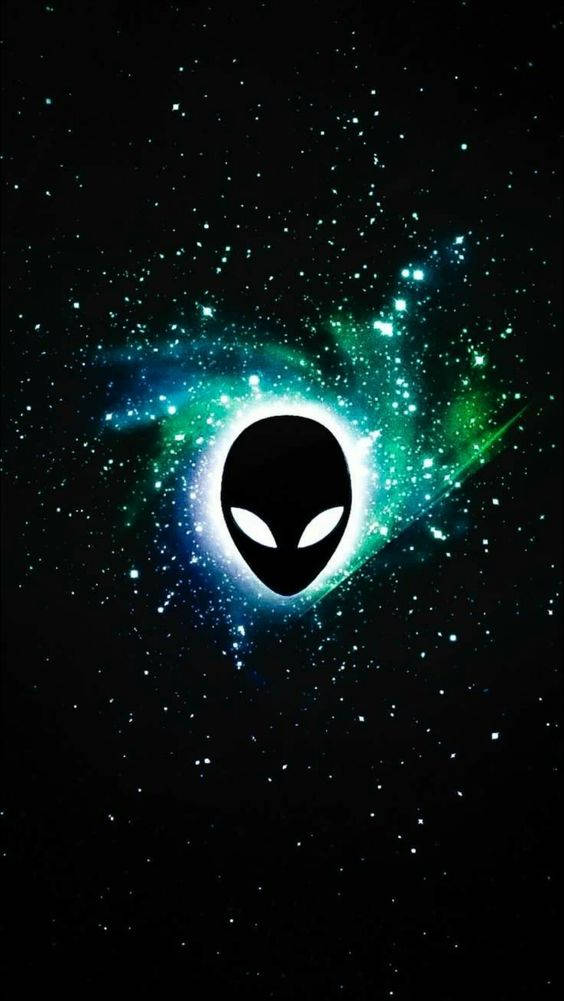 Cool Alien 桌布 壁紙 — 一個發光的外星人頭部剪影從充滿活力的綠色和藍色宇宙星雲中浮現，背景是繁星點點的黑色虛空。