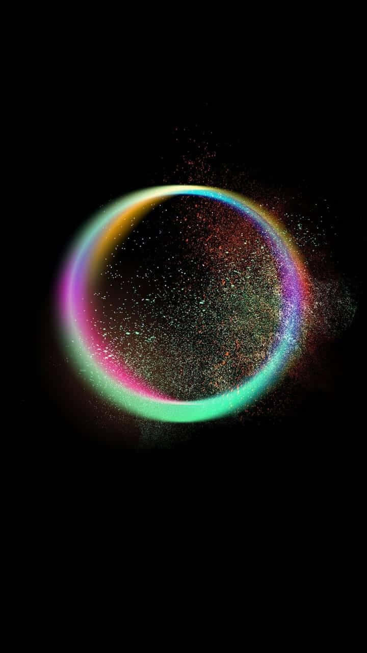 Circle 桌布 壁紙 — 一個發光的多色閃爍粒子環漂浮在純黑色的虛空中。