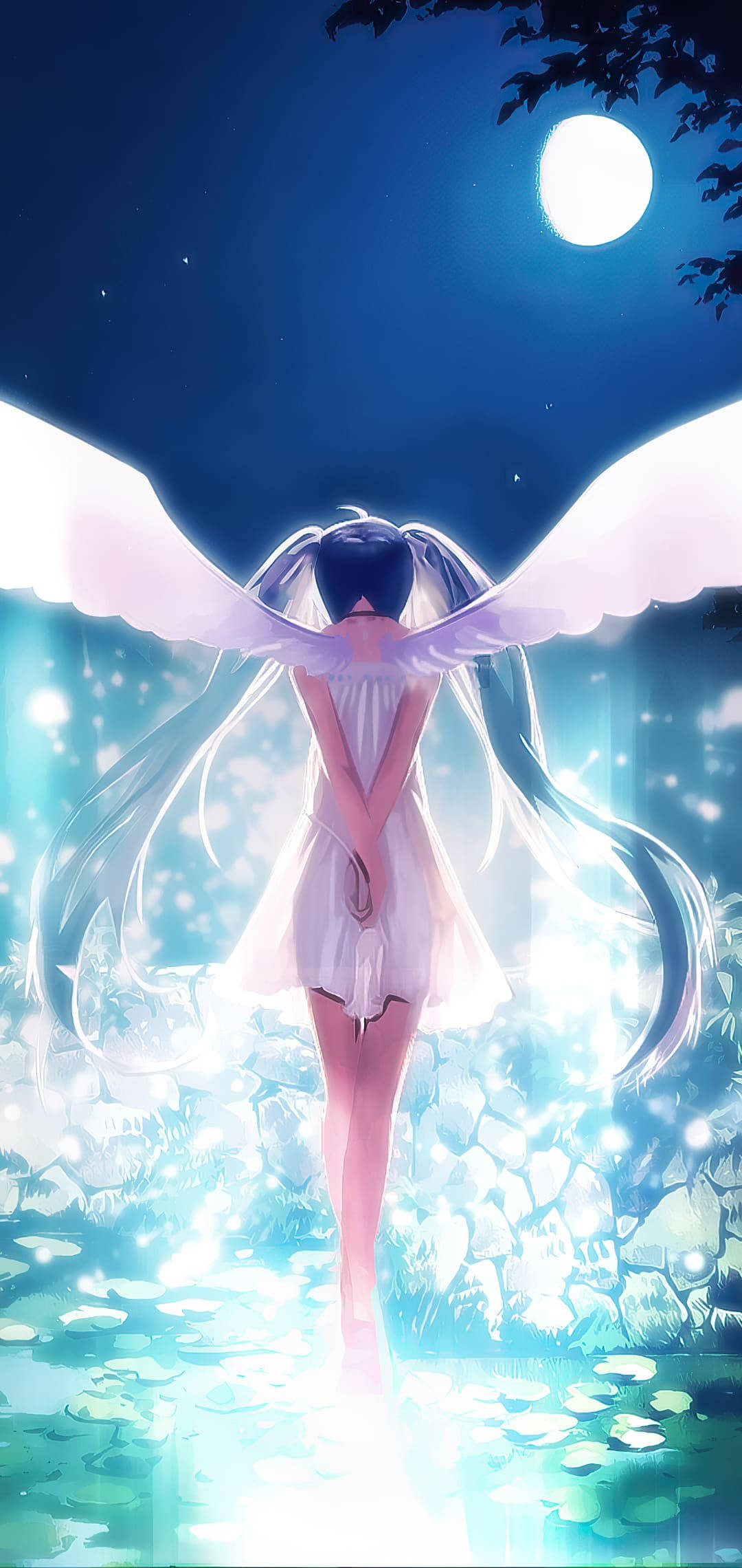 HD anime phone 桌布 壁紙 — 一個發光的天使翅膀動漫女孩站在月光下的水中，周圍是睡蓮葉和閃爍的光芒。