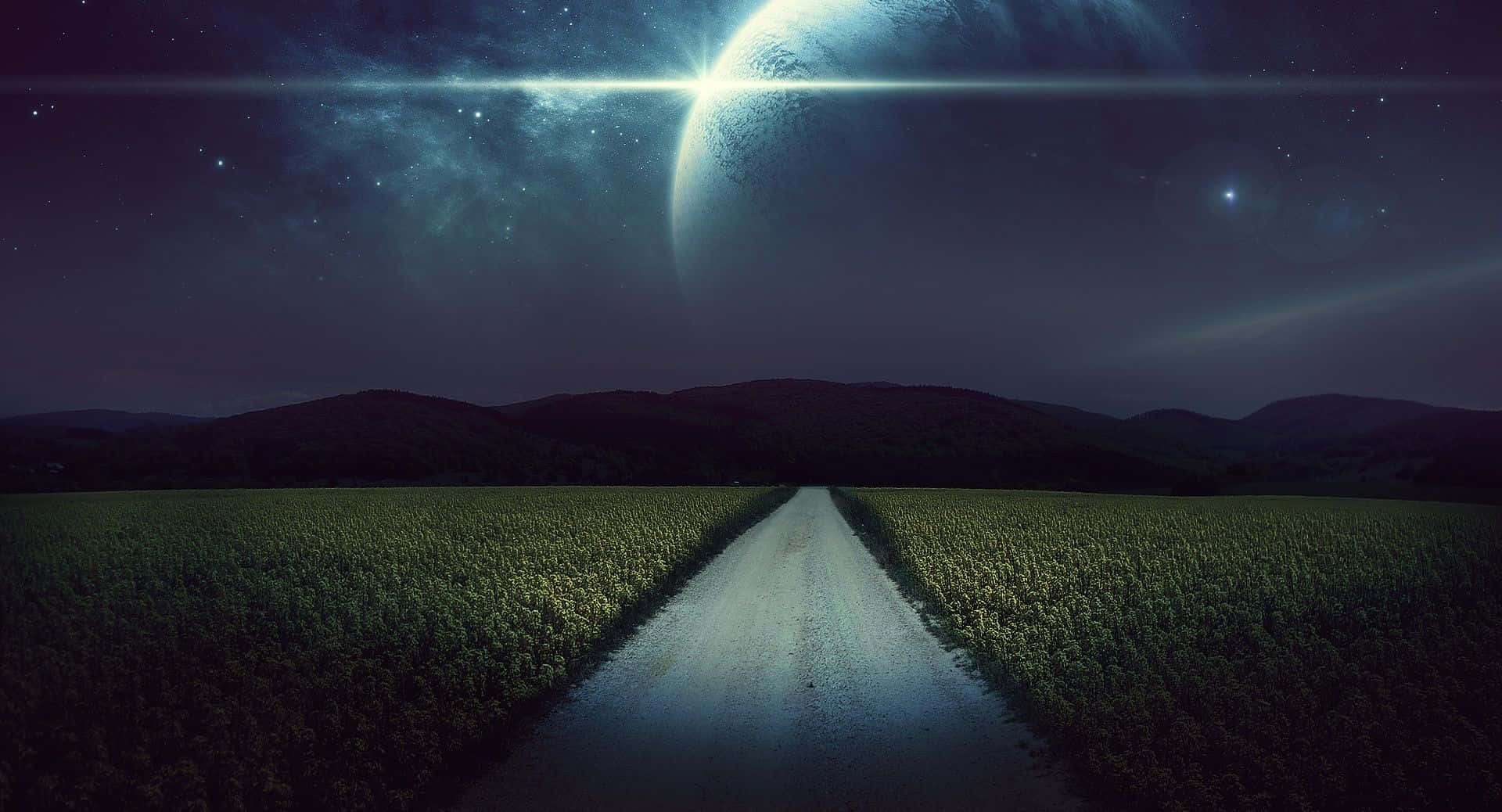 Moonlight 桌布 壁紙 — 一個發光的天體懸掛在星空下黑暗田野中蜿蜒的道路上方。