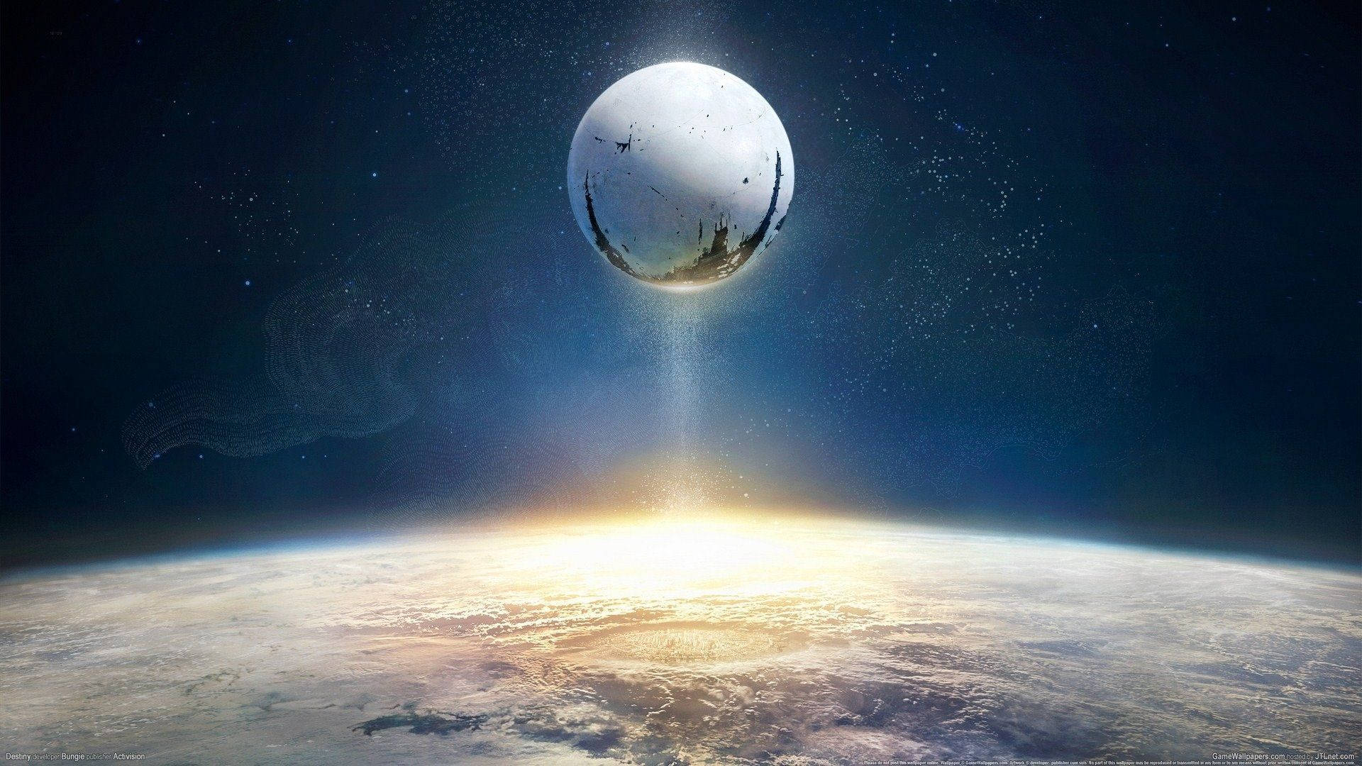 命運 桌布 壁紙 — 一個發光的天體球體懸浮在行星的地平線之上，在星空下將光芒投射到雲層和海洋上。