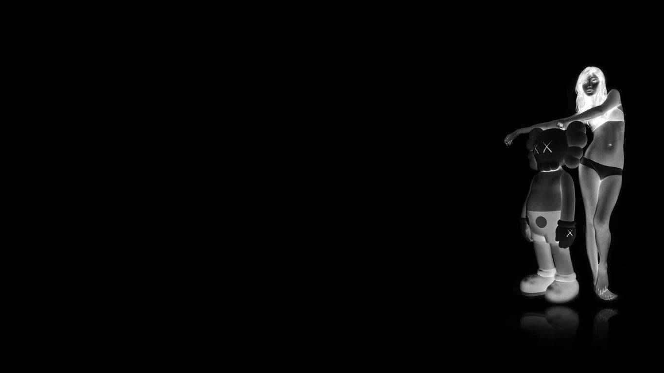 kaws 4K 桌布 壁紙 — 一個發光的女人和KAWS熊一起站在一個漆黑背景前，地板有反射效果。