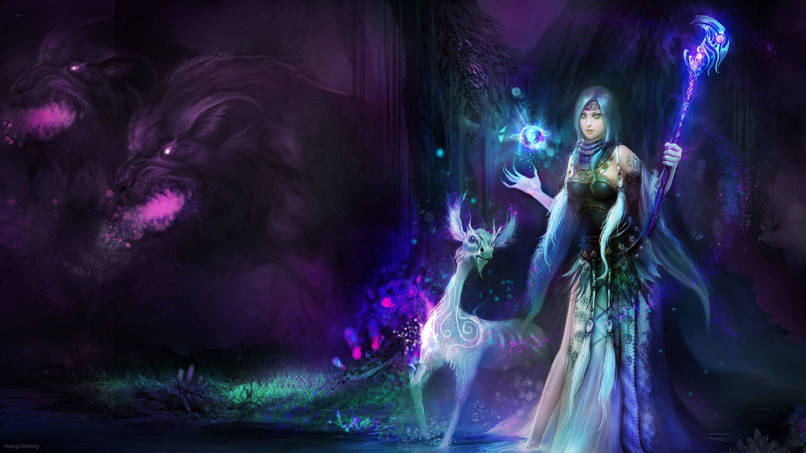 Witchy 桌布 壁紙 — 一個發光的女巫與一隻幽靈鹿在神秘的紫色森林中對抗一個巨大的陰影。
