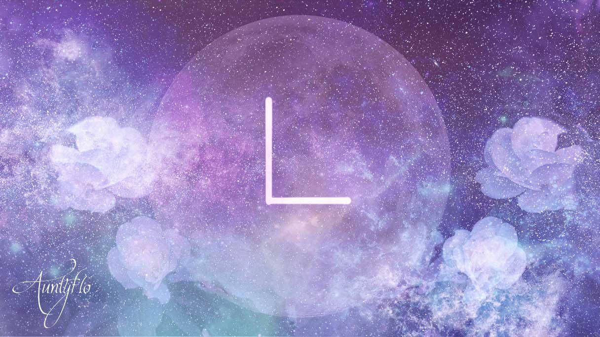 L 桌布 壁紙 — 一個發光的字母L漂浮在宇宙紫色星雲中，周圍環繞著空靈的白玫瑰和閃爍的星星。