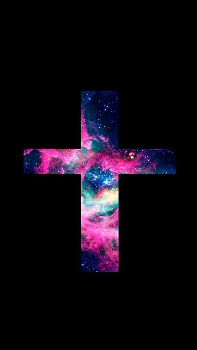 Pink Cross 桌布 壁紙 — 一個發光的宇宙十字架，由充滿活力的粉紅色、藍色和藍綠色星雲在黑色虛空中形成。