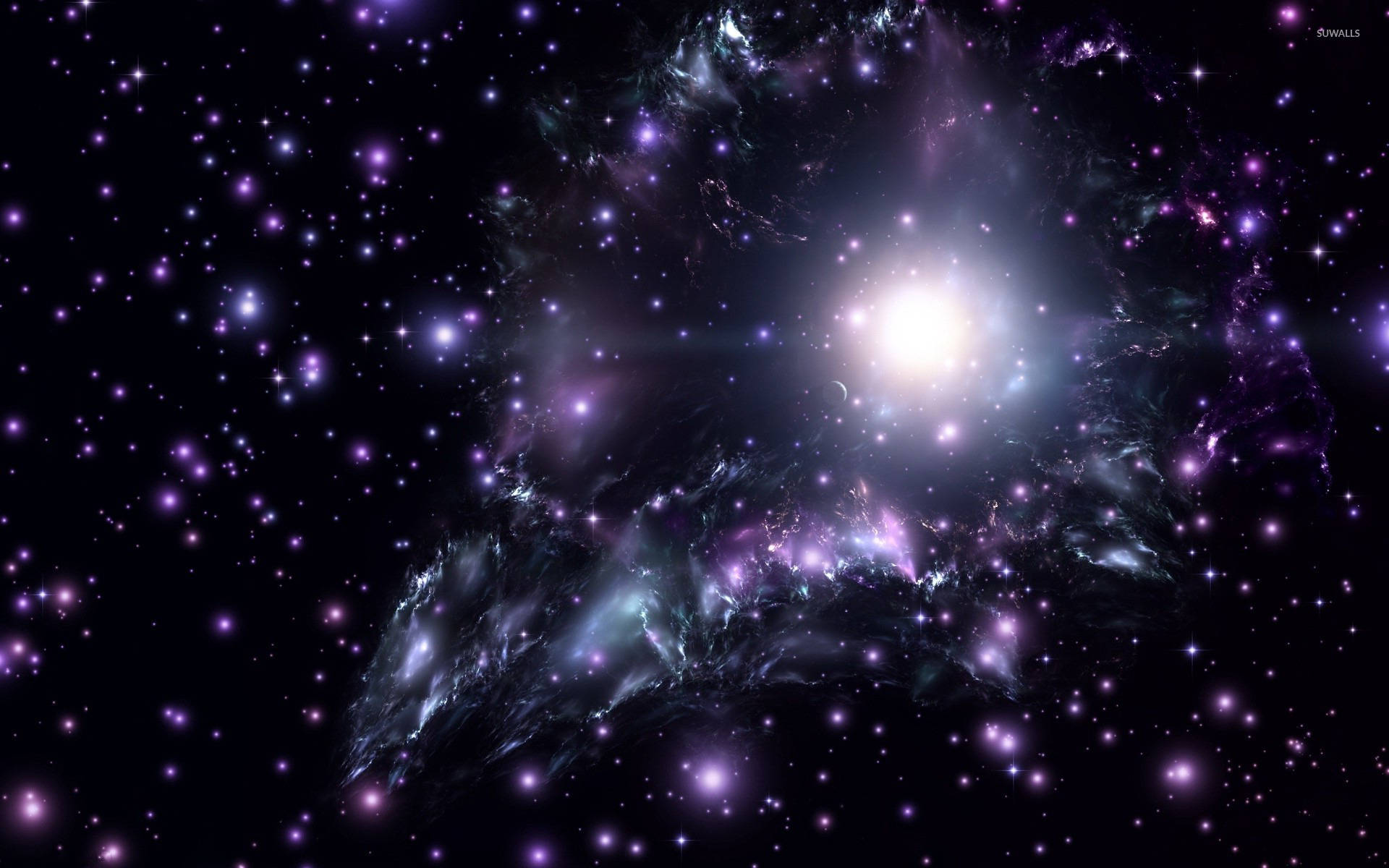 宇宙 桌布 壁紙 — 一個發光的宇宙星雲在星場背景下散發著紫色和青綠色的色調，圍繞著一個燦爛的銀河核心。