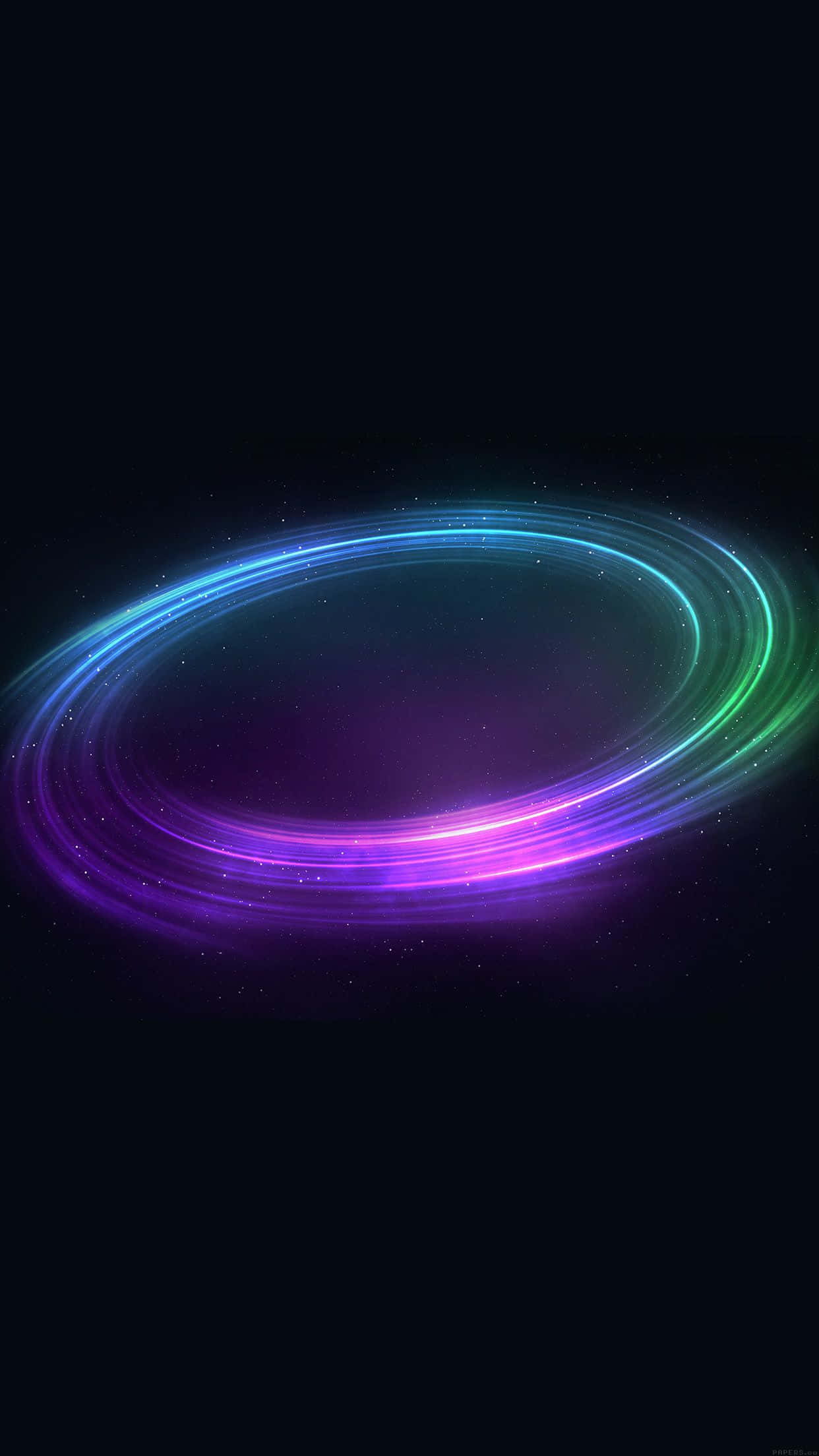 魔法動圖 桌布 壁紙 — 一個發光的宇宙環，在佈滿星星的黑色虛空中，旋轉著電光藍、紫和綠色的光芒。