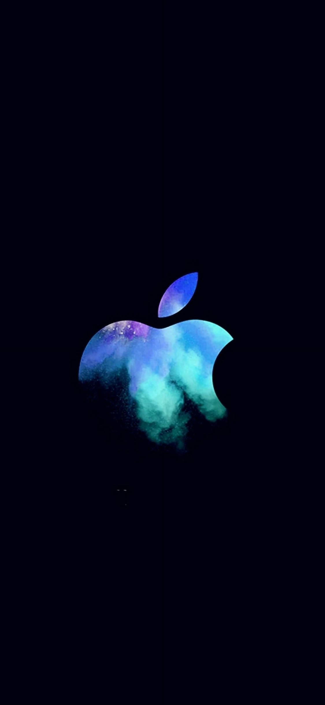 black apple iPhone 桌布 壁紙 — 一個發光的宇宙蘋果標誌，帶有藍色和紫色星雲，背景為黑色。