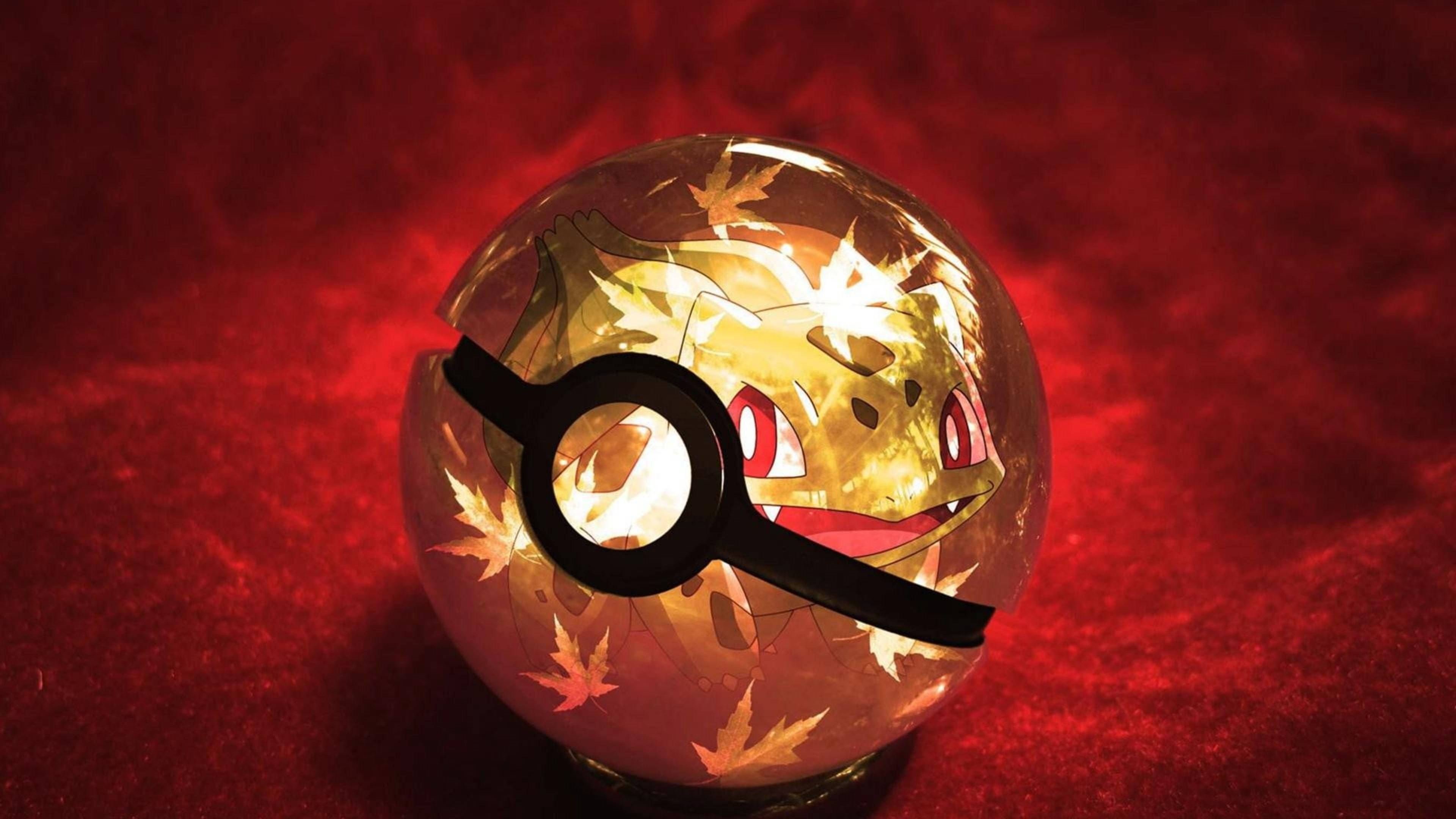 Bulbasaur 桌布 壁紙 — 一個發光的寶可夢球燈籠，帶有火焰般的妙蛙種子設計，在深紅色紋理表面上投射出溫暖的光芒。