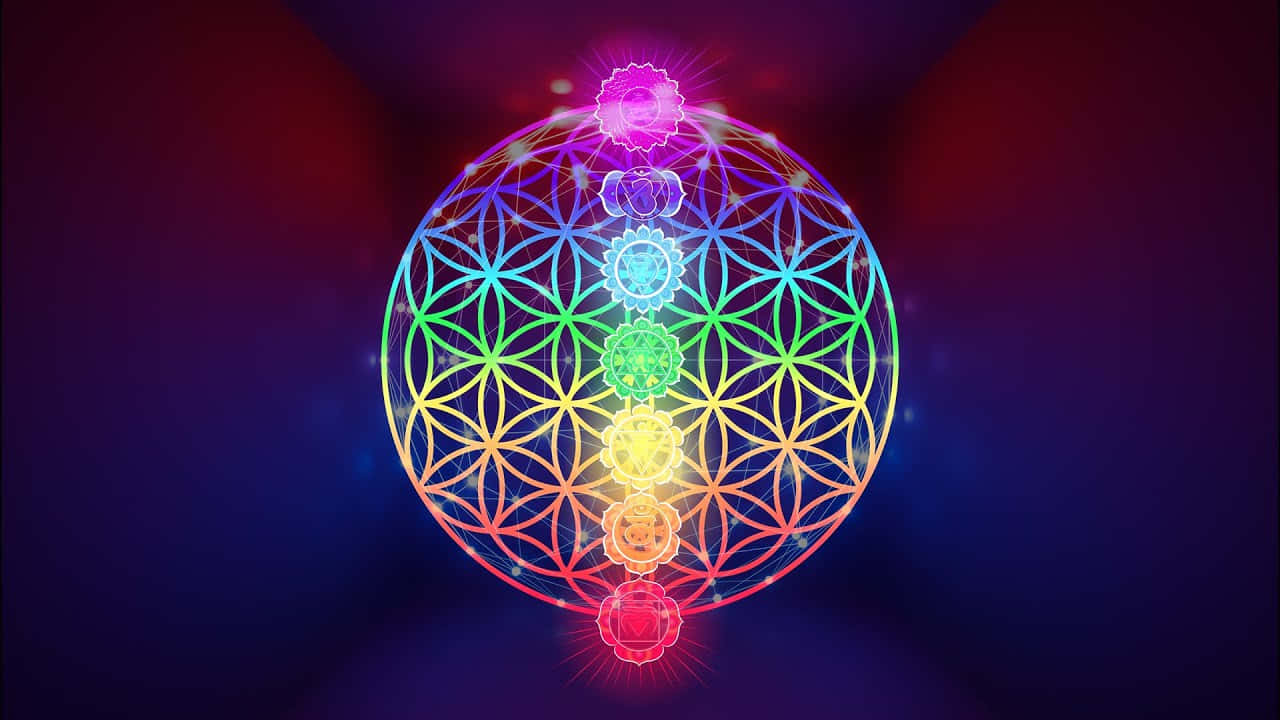 桌布 壁紙 — 一個發光的幾何球體帶有七個脈輪，在深紫色背景上散發出鮮豔的彩虹光芒。