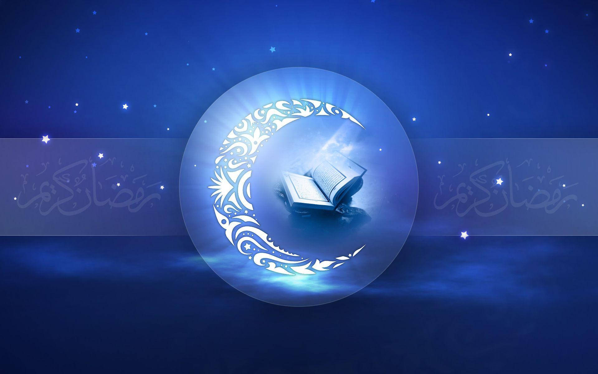 Ramadan 桌布 壁紙 — 一個發光的彎月帶有複雜圖案，懷抱著一本打開的聖書，背景是繁星點點的深藍夜空。