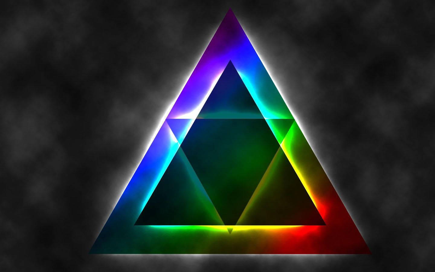 illuminati 桌布 壁紙 — 一個發光的彩虹三角形，內部有三角形，在煙霧瀰漫的黑暗背景上散發光芒。