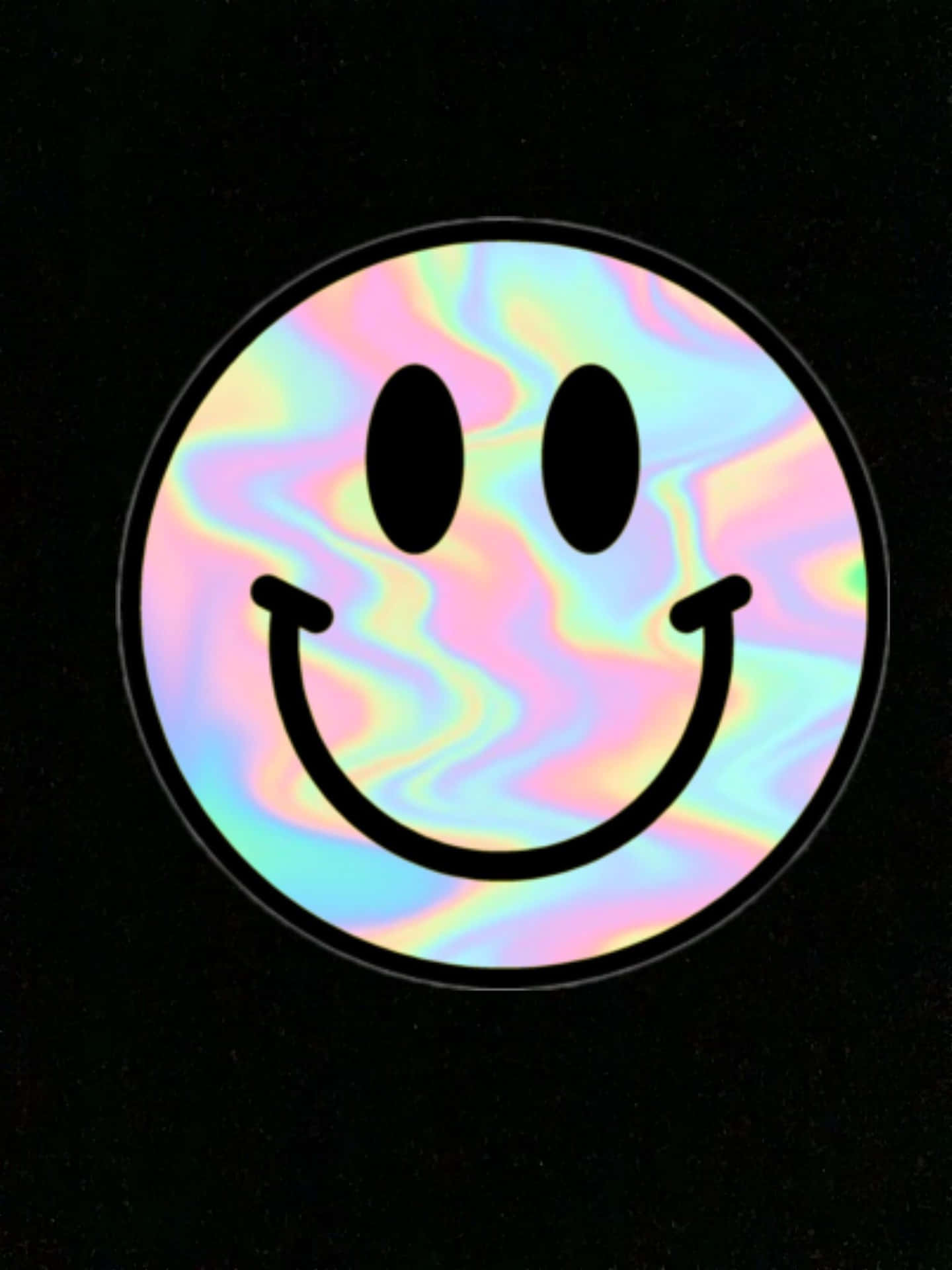 Smiley Face 桌布 壁紙 — 一個發光的彩虹色笑臉，帶有旋轉的柔和色彩，置於純黑色背景上。