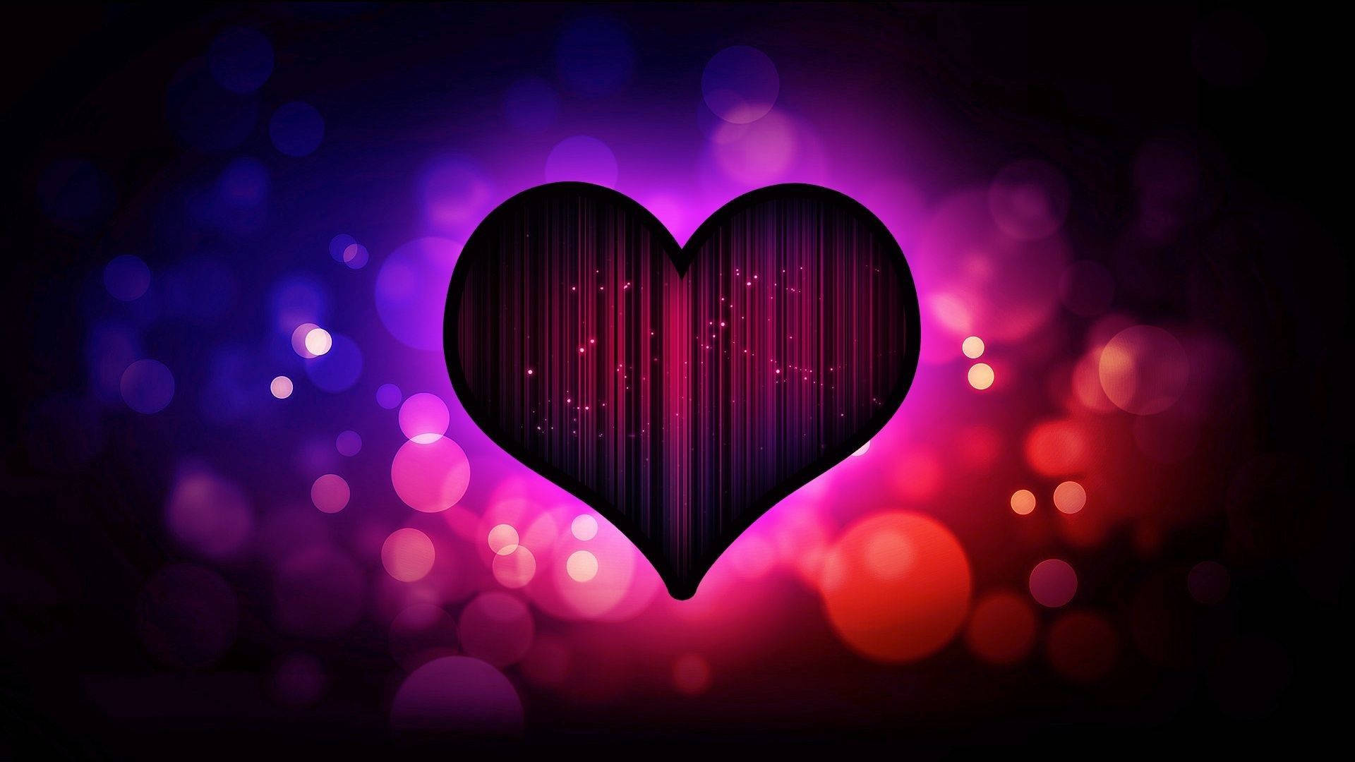Love Heart 桌布 壁紙 — 一個發光的心形剪影，在夢幻的紫色和粉紅色散景背景上，伴隨著垂直的光線條紋跳動。