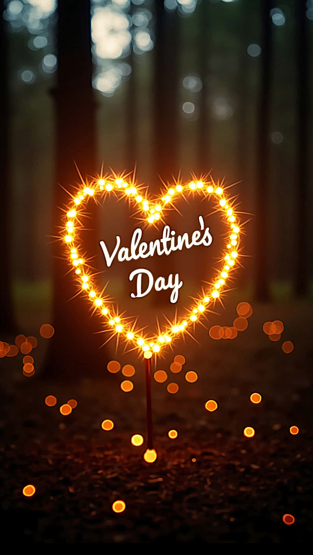 Valetine's day 壁紙 — 一個發光的愛心形狀燈串，帶有情人節文字，矗立在黑暗的森林中，背景有散景燈光。