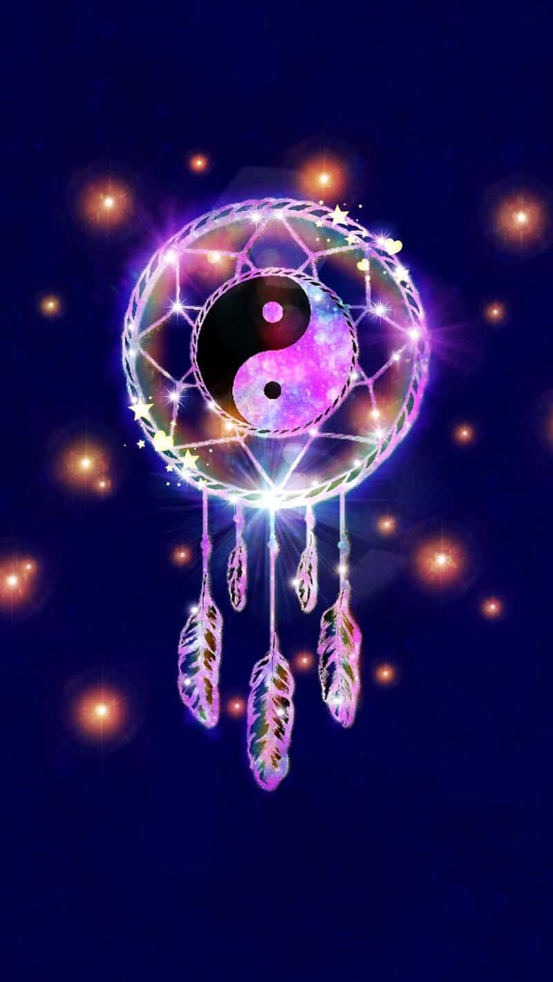 捕夢網 桌布 壁紙 — 一個發光的捕夢網，帶有宇宙陰陽中心和閃閃發光的羽毛，掛在繁星點點的夜空下。